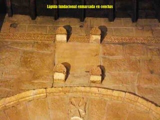 Lápida fundacional enmarcada en conchas 
 