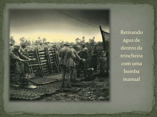Retirando água de dentro da trincheira com uma bomba manual