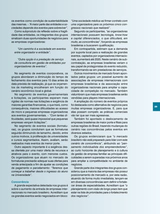 29
os eventos como condição de sustentabilidade
das mesmas. – “A maior parte das entidades e so-
ciedades depende dos eventos para sobreviver”.
Como subproduto da reflexão sobre a fragili-
dade das entidades, os integrantes dos grupos
sinalizam duas oportunidades de negócios para
as empresas organizadoras:
“Um caminho é a sociedade em eventos
entre organizador e entidade”.
“Outra opção é a prestação de serviço
de consultoria em gestão de entidades por
organizadores de eventos”.
No segmento de eventos coorporativos, os
grupos abordaram a diminuição do tempo de
fechamento dos eventos para 15 dias antes da
data prevista de realização, já que os orçamen-
tos de marketing encolheram em função do
cenário econômico local e global.
No segmento de eventos governamentais
e licitações, os participantes esperam mais
rigidez de normas nas licitações e exigência de
maiores garantias financeiras, o que trará, como
consequência, maiores dificuldades ao acesso
de micro e pequenas empresas organizadoras
aos eventos governamentais. – “Com tantas di-
ficuldades, será quase impossível que pequenas
empresas vençam licitações”.
No segmento de eventos sociais (formatu-
ras), os grupos concluíram que as formaturas
seguirão diminuindo de tamanho, devido, entre
outros motivos, à proliferação de universidades
e cursos segmentados. Assim, avaliam, serão
realizados mais eventos de menor porte.
Outro aspecto importante é a exigência des-
sa clientela por uma maior oferta de recursos e
atrativos para o evento, com menores custos.
Os organizadores que atuam no mercado de
formaturas precisarão adequar suas ofertas para
venda antecipada a fim de ajustar as condições
de pagamento e parcelamento: “Teremos que
começar a trabalhar desde o ingresso do aluno
na Universidade”.
Concorrência
A grande expectativa detectada nos grupos é
sobre o aumento da entrada de empresas inter-
nacionais no mercado brasileiro. Acreditam que
os grandes eventos serão negociados em bloco:
“Uma sociedade médica vai firmar contrato com
uma organizadora para os próximos cinco con-
gressos nacionais que realizará”.
Segundo os participantes, “as organizadoras
internacionais possuem tecnologia, know-how
e capital diferenciados, o que dificultará, em
muito, as concorrências”, forçando as empresas
brasileiras a buscarem qualificação.
Em contrapartida, estimam que a demanda
por suporte local para a realização de grandes
eventos, captados por organizadores internacio-
nais, aumentará até 2020. Neste cenário de sub-
contratação, as empresas brasileiras veriam o
seu papel de protagonistas do evento reduzido,
transformando-se em prestadoras de serviços.
Outros movimentos de mercado foram apon-
tados pelos grupos: um possível aumento de
associações de empresas internacionais com
empresas brasileiras e da associação entre
organizadoras nacionais para ampliar a capa-
cidade de competição no mercado. Também
vislumbram que mais empresas brasileiras serão
vendidas para players internacionais.
A ampliação do número de eventos próprios
foi destacada como alternativa de negócios para
muitas empresas organizadoras. E, para que
elas possam competir, as práticas comerciais
vão ter que ser mais agressivas.
Também foi apontado o deslocamento de
empresas brasileiras de maior porte e filiais para
outras regiões do Brasil, trazendo mudanças do
cenário nas concorrências pelos eventos em
diversos estados.
Os grupos evidenciaram que “o mercado
brasileiro não está preparado para lidar com este
cenário de concorrência”, atribuindo ao “pen-
samento individualista dos empreendedores”,
ao curto horizonte de planejamento e à cultura
de gestão de empresa familiar as principais difi-
culdades a serem superadas nos próximos anos
para ampliar a competitividade no ambiente de
negócios.
Grande parte dos integrantes dos grupos con-
siderou que a maioria das empresas não possui
posicionamento de mercado e, por esta razão,
atuando de forma muito imediatista, lançam-se
em diversas concorrências sem definir e fortale-
cer áreas de especialidades. Acreditam que “o
planejamento com visão de longo prazo tem que
estar na lista de prioridades para o fortalecimento
dos negócios”.
 