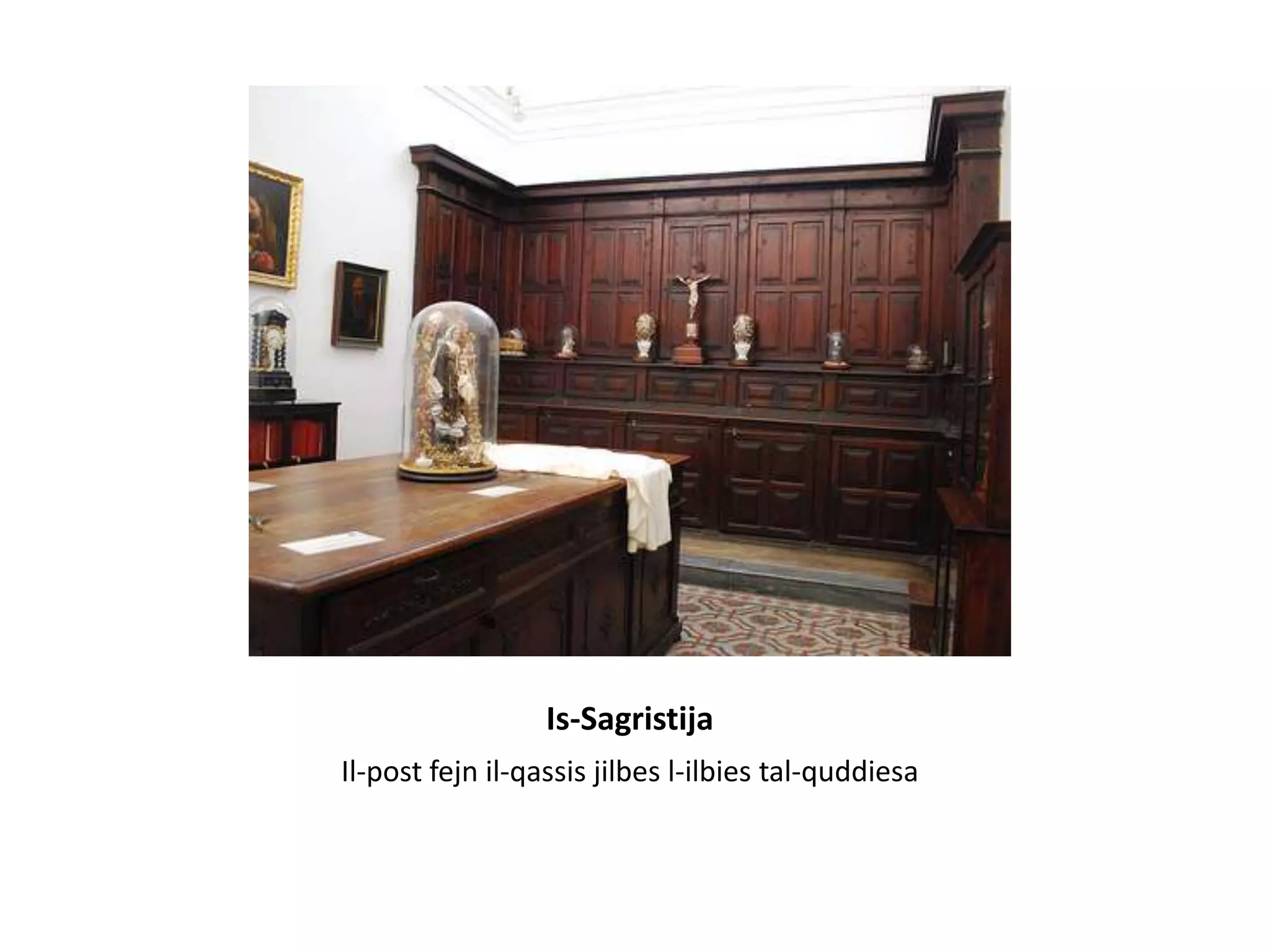 Is-Sagristija
Il-post fejn il-qassis jilbes l-ilbies tal-quddiesa
 