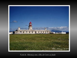 Farol de Albarnaz com a Ilha do Corvo ao fundo
 