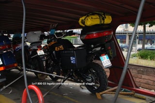 La F 800 GS legata con le sue compagne di viaggio.
 