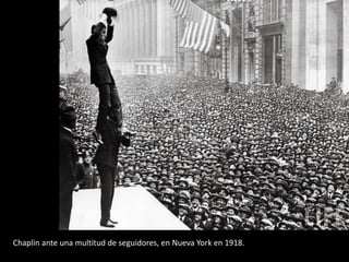 Chaplin ante una multitud de seguidores, en Nueva York en 1918.

 