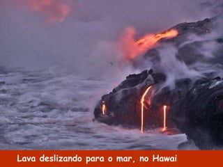 Lava deslizando para o mar, no Hawai
 