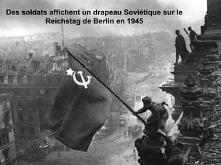 Des soldats affichent un drapeau Soviétique sur le
Reichstag de Berlin en 1945
 
