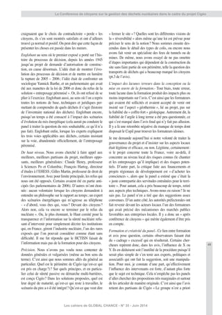 49
Les cahiers de GLOBAL CHANCE - N° 35 - Juin 2014
La Conférence de citoyens sur la gestion des déchets nucléaires dans le cadre du projet Cigéo
craignaient que le choix du contradictoire « perde » les
citoyens, ils s’en sont montrés satisfaits et ont d’ailleurs
trouvé ça normal et positif. On peut dire que cette façon de
présenter les choses est passée dans les mœurs.
Englobant au sens où le premier exposé a porté sur l’his-
toire du processus de décision, depuis les années 1945
jusqu’au projet de demande d’autorisation de construc-
tion, en cause désormais. L’idée était de montrer l’évo-
lution des processus de décision et de mettre en lumière
la rupture de 2005 – 2006; l’idée était de confronter un
sociologue Yannick Barthe, et un parlementaire qui avait
été aux manettes de la loi de 2006 et donc du refus de la
solution « entreposage pérennisé ». Or, ils ont refusé de se
plier à l’exercice. Englobant aussi, au sens où l’on a repris
toutes les notions de base, techniques et juridiques per-
mettant de comprendre de quels déchets il s’agit (histoire
de l’inventaire national des déchets). Englobant encore,
puisqu’un temps a été consacré à l’impact des scénarios
d’évolution du mix énergétique (cela aurait pu conduire le
panel à traiter la question du mix souhaitable, ce qu’il n’a
pas fait). Englobant enﬁn, lorsque les experts expliquent
les trois voies applicables aux déchets, certains insistant
sur la voie, abandonnée ofﬁciellement, de l’entreposage
pérennisé.
De haut niveau. Nous avons cherché à faire appel aux
meilleurs, meilleurs partisans du projet, meilleurs oppo-
sants, meilleurs généralistes: Claude Henry, professeur
à Sciences Po et Columbia; François Hartog, directeur
d’études à l’EHESS; Gilles Martin, professeur de droit de
l’environnement.Avec pour limite principale, les refus qui
nous ont été opposés. Certains avaient été en partie anti-
cipés (les parlementaires de 2006). D’autres m’ont éton-
née: aucun volontaire lorsque les citoyens demandent à
entendre un philosophe sur le rapport au temps; un expert
des scénarios énergétiques qui m’agresse au téléphone
- « d’abord, vous êtes qui, vous? Devant des citoyens?
Alors non, cela va encore se terminer par le refus du
nucléaire ». Ou, le plus étonnant, le Haut comité pour la
transparence et l’information sur la sûreté nucléaire refu-
sant d’intervenir pour simplement décrire les institutions
qui, en France, gèrent l’industrie nucléaire, l’un des rares
exposés que l’on pouvait considérer comme étant sans
difﬁculté. Il me fut répondu que le HCTISN faisait de
l’information mais pas de la formation pour des citoyens.
Précision. Nous n’avons pas voulu nous contenter de
données générales et vulgarisées (même au bon sens du
terme). C’est ainsi que nous sommes allés du général au
particulier. Quel est le périmètre de Cigéo (qu’est-ce qui
est pris en charge?)? Sur quels principes, et en particu-
lier celui de sûreté passive ou démarche multi-barrières,
est conçu Cigéo? Dans les solutions proposées, quel est
leur degré de maturité, qu’est-ce qui reste à travailler, le
scénario du pire a-t-il été intégré? Qu’est-ce que veut dire
« fermer le site »? Quelles sont les différentes visions de
la « réversibilité » alors même qu’une loi est prévue pour
préciser le sens de la notion? Nous sommes ensuite des-
cendus dans le détail des types de colis, ou encore nous
avons fait venir un spécialiste des feux de tunnels ou de
mines. De même, nous avons essayé de ne pas omettre
d’étapes importantes qui dépendent de la construction du
site sans faire partie de son périmètre, telle la question des
transports de déchets qui a beaucoup marqué les citoyens
(pt.3 de l’avis).
L’impact des lacunes /erreurs dans la conception ou la
mise en œuvre de la formation.- Tout biais, toute erreur,
toute lacune dans la formation produit des impacts plus ou
moins importants sur l’avis. C’est ainsi que les formateurs
qui avaient été sollicités et avaient accepté de venir ont
insisté sur l’aspect « géothermie », lié au projet, pas sur
la ﬁabilité du « coffre-fort » géologique. Autrement dit, la
ﬁabilité de l’argile à long terme a été peu questionnée, ce
qui s’est marqué dans l’avis ﬁnal qui n’y fait pas allusion.
Il y a là une retombée négative du manque de temps dont
disposait le Copil pour trouver les formateurs idoines.
Je me demande aujourd’hui si notre volonté de traiter la
gouvernance du projet et d’insister sur les aspects locaux
était légitime et efﬁcace, ou non. Légitime, certainement:
si le projet concerne toute la France, voire au-delà, il
concentre au niveau local des risques connus (le chantier
et les entreposages qu’il implique) et des risques poten-
tiels. D’autre part, la critique faite aux ﬁnancements et
projets régionaux de développement est « d’acheter les
consciences », alors que la panel a estimé que c’était la
« juste contrepartie des servitudes entraînées pour le terri-
toire ». Pour autant, cela a pris beaucoup de temps, retiré
aux aspects plus techniques. Avons-nous eu raison? Je ne
sais pas. Le panel n’en a tiré que des suggestions assez
convenues. D’un autre côté, les autorités préfectorales ont
fait revenir devant les acteurs locaux l’un des formateurs
qui avait précisé des mécanismes des marchés publics
favorables aux entreprises locales. Il y a donc un « après
conférence de citoyens » qui mérite également d’être pris
en compte.
Formation et créativité du panel.- Ce lien entre formation
et avis pose question, certains observateurs faisant état
du « cadrage » excessif qui en résulterait. Certains cher-
cheurs repèrent donc, dans les avis, l’inﬂuence de X ou
Y. Ils en déduisent soit l’inutilité de la procédure puisqu’il
serait plus simple de s’en tenir aux experts, politiques et
associatifs qui ont fait la suggestion, soit une manipula-
tion. Pour moi, je constate d’une part, qu’effectivement
l’inﬂuence des intervenants est forte, d’autant plus forte
que le sujet est technique. Cela n’empêche pas les panels
d’aller chercher des propositions très marginales et surtout
de les articuler de manière originale. C’est ainsi que l’avis
retient des partisans de Cigéo « Le groupe n’est a priori
 