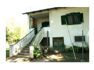 El año que viene él cumple 80 años. Y yo el 8 de diciembre  cumplo 74. Negro el panadero!! le avisa ella… yo no como pan agrega. Se entienden sin mirarse. Y él sorprende con otra broma... "la quiero cambiar por una más jóven pero no encuentro"... y seguidamente agrega... "a esta altura, hacemos unos lindos canastos y listo". Leonilda cuenta que a ella le enseñaron a hacer esta producción los de acá que viven en la isla. En aquel  tiempo cuando estaba la de Duhalde nos pagaban por ir a aprender. Yo iba  aprender y soy la única que quedé. Mientras, el Negro se acerca a la barcaza panadera y compra un kilo de pan y una soda. Después sigue relatando…nosotros nacimos y nos criamos acá. Yo en la isla hacia de todo, madera, mimbres, frutales. Después que me jubilé empecé a ayudarla a mi señora que ya trabajaba con los canastos. La tierra no es buena acá para huerta. Antes estábamos enfrente, hacíamos flores, camelias, verduras. Vendíamos para supermercados Norte. Leonilda está terminando el canasto que acaba de hacer y ya tiene compradora a la que le cobra $10 porque dice que está mojado. Hay que secarlo 2 o 3 días. Después se pueden patinar o pintar. Se puede usar para las flores secas. No le gustan mucho las fotos. Salgo como soy, no soy linda, tengo muchas arrugas dice entre tímida y sonriente. Cuando ya nos estamos despidiendo, cuenta que su hijo vive más arriba en la isla y su nieta vive en San Fernando y es maestra jardinera. Esta gente es distinta, tiene una serenidad y una calma que contagian y dan ganas de quedarse charlando por horas con ellos compartiendo más y más de sus historias de vida. Será la lejanía de la carrera sin fin que hay en la ciudad. Una carrera que eligieron no correr. Será que construyeron y moldearon con su trabajo artesano una vida a la que parecen estar aferrados y que según sus propias palabras, es mejor que cualquier otra que podrían conseguir. No cambiaría la vida en la isla, no la cambiaría por nada. Y siguen entendiéndose sin mirarse. Están conectados en cuerpo, alma y costumbres. Son dos, unidos por una misma herencia que dejarán en este mundo cuando les toque partir. Son dos a los que cuesta imaginarse de a uno. 