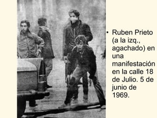 Ruben Prieto (a la izq., agachado) en una manifestación en la calle 18 de Julio. 5 de junio de 1969.  