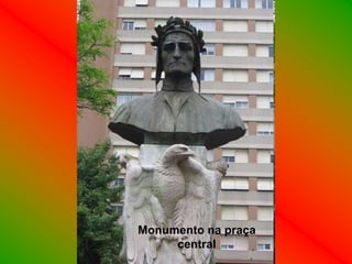 Monumento na praça
     central
 