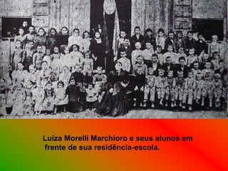 Luíza Morelli Marchioro e seus alunos em
frente de sua residência-escola.
 