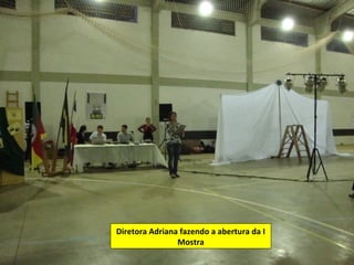 Diretora Adriana fazendo a abertura da I
                Mostra
 