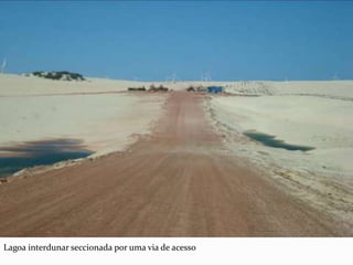 Lagoa interdunar seccionada por uma via de acesso
 