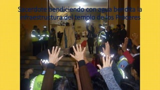 Sacerdote bendiciendo con agua bendita la
infraestructura del templo de los Próceres
 
