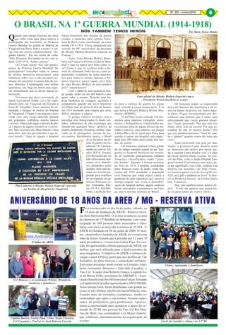 8Nº 252 - Junho/2018 6
Quando uma amiga francesa me disse
que tinha visto uma placa alusiva à
participação dos brasileiros na Primeira
Guerra Mundial no jardim do Hôpital de
Vaugirard em Paris, franzi a testa e a cor-
rigi com um sorriso condescendente: “Se-
gunda Guerra”. Ela me sorriu de volta:
“Não, Primeira. Me lembro de ter visto as
datas 1914-1918. Tenho certeza.”
Oi? Como assim? Nós não partici-
pamos da Primeira Guerra Mundial! Ou
participamos? Vasculhei todos os cantos
da minha memória procurando uma
referencia sobre isso e não encontrei ne-
nhuma. Só encontrei o sorriso dela de cer-
teza absoluta. Constrangida com minha
ignorância, me fingi de morta mas regis-
trei mentalmente que ia checar aquela in-
formação.
Foi assim que desci na estação de
metrô Convention (linha 12) e fui cami-
nhando pela rue Vaugirad em direção à
Porte de Versailles. Cinco minutos de ca-
minhada e cheguei ao Jardim do Hôpital
de Vaugirard. O lugar é um pequeno oásis
verde com uma longa alameda ladeada
por gramados verdinhos, muitos bancos
e árvores. Flanei pelo lugar a procura da pla-
ca e depois de alguns minutos eu a encon-
trei. Sim, lá estava ela. Meu francês é bem
meia-boca mas deu pra entender o que es-
tava escrito: “Aqui se ergueu o hospital
O BRASIL NA 1ª GUERRA MUNDIAL (1914-1918)
NÓS TAMBÉM TEMOS HERÓIS
Placa alusiva à Missão Médica Especial colocada
no Jardim do Hospital de Vaugirard
Foto oficial da Missão Médica Especial com o
Presidente Wenceslau Brás ao centro
Por Maria Tereza Mendes
franco-brasileiro dos feridos de guerra
criados e mantidos pela colônia brasi-
leira de Paris como contribuição na causa
aliada 1914-1918. Placa inaugurada por
ocasião do 80° aniversário da presença
da Missão Médica Brasileira Especial na
França.”
Gelei. Uma Missão Médica Brasi-
leira na França na Primeira Guerra Mun-
dial? Como eu nunca ouvi falar sobre is-
so? Como é que eu conheço toda a his-
tória do American Field Service, uma or-
ganização voluntária de norte-america-
nos para tratar os feridos durante a Pri-
meira Guerra e nunca sequer ouvi falar
de uma Missão Médica do meu próprio
país? Imperdoável!
Com a ajuda do meu incansável ami-
go google, sentei em um dos bancos e pes-
quisei sobre o assunto. Descobri uma his-
tória fantástica de coragem, sacrifício e
competência quando um navio brasileiro
(La Plata) saiu do porto do Rio de Janeiro
em 1918 iniciando uma viagem que seria,
difícil, perigosa e trágica.
O perigo rondava os mares com a
presença dos famigerados U-boats ale-
mães, submarinos de alta tecnologia que
afundavam qualquer barco (política da
Guerra Submarina Irrestrita) militar, mer-
cante ou de passageiros, mesmo de paí-
ses neutros. Inicialmente neutro, o Brasil
só se declarou em es-
tado de guerra em ou-
tubro de 1917 posicio-
nando-se com os Ali-
ados (EUA, França,
Grã-Bretanha) por ter
tido vários navios mer-
cantes civis brasilei-
ros afundados pelos
alemães. Sem uma ma-
rinha ou exercito pre-
parado para conflitos
da envergadura de po-
tências belicosas co-
mo Alemanha, Rús-
sia, EUA e Grã-Bre-
tanha, a ajuda do Bra-
sil para o esforço de guerra foi muito
mais voltada à causa humanitária. É aí
que entra a Missão Médica Militar Bra-
sileira (MMMB).
O La Plata levava a bordo 168 bra-
sileiros entre médicos, cirurgiões, enfer-
meiros e farmacêuticos voluntariados pa-
ra a missão, além de alguns oficiais da ma-
rinha e exército, cujo objetivo era chegar
a Marsellha e de lá seguir para Paris para
instalar e operar um hospital com capaci-
dade para 500 leitos para cuidar dos feri-
dos da guerra.
Os franceses cederam o belo prédio
de um antigo convento jesuíta na rue Vau-
girard e o hospital brasileiro foi instala-
do ali recebendo principalmente soldados
franceses classificados como “gran-
des feridos”. Quando a Guerra terminou
no final de 1918, o hospital, considerado
pelos franceses como de ponta, ainda fun-
cionou até 1919 atendendo a população
civil francesa que ainda lutava contra a
pandemia da gripe espanhola que varreu a
Europa naquele ano. Com a desmobili-
zação do hospital militar, alguns médicos
foram convidados a permanecer na Fran-
ça, mas a maioria retornou ao Brasil.
Os franceses jamais se esqueceram
desse ato fraterno dos brasileiros e alí es-
tava eu diante da prova, em frente àque-
la placa. Fiquei envergonhada por des-
conhecer essa história, que é muito mais
emocionante que vocês possam imagi-
nar. Fiquei pensando: Por que não nos
falam sobre isso na escola? Por que es-
condem de nós os nossos heróis? Por
que nos autodenominamos “terra do sam-
ba e futebol” quando somos tão mais que
isso?
Estou escrevendo esse post por duas
razões: a primeira é para mostrar como
os franceses são gratos por nossa aju-
da; a segunda é para desafiar você a ir além
da nossa mediocridade escolar. Se esti-
ver em Paris, visite o Jardin Hôspital Vau-
girard (metrô Convention), mas antes, pa-
ra dar significado à sua visita, conheça essa
história em detalhes em http://www.
revistanavigator.com.br/navig20/art/
N20_art2.pdf e também no livro “O Bra-
sil na Primeira Guerra” de Carlos Darós
(ed. Contexto).
Sim, nós também temos nossos he-
róis… E não são aqueles que jogam bo-
la ou participam de reality shows.
Foi comemorado no dia 16 de junho, sábado, os
18 anos de fundação da AREB - Reserva Ativa,
em Belo Horizonte/MG. O evento aconteceu na área
de churrasco do 12º Batalhão de Infantaria, com a par-
ticipação de 260 pessoas entre associados e fami-
liares com início ao meio dia e término às 16:30 h. A
AREB foi fundada em 08 de junho de 2000. O men-
tor, idealizador e fundador da AREB, foi o reservista
João de Souza Armani que a presidiu por 12 anos. O
atual presidente é o reservista Carlos Pina. Na oca-
sião, foi apresentada a última aquisição da AREB, um
ônibus, que será utilizado para o deslocamentos de
seus integrantes. O objetivo da AREB é cultuar e di-
vulgar o amor à Pátria, participar dos desfiles de 7 de
Setembro, de datas festivas e solenidades militares.
Estiveram presentes neste evento os Coronéis Adal-
berto Guimarães Menezes e Edevaldo Caçadini, o
Ten. Cel. Aviador José Roberto França, o capitão Jo-
sé de Barros Filho, presidente da ABEMIFA / Asso-
ciação Beneficente dos Militares das Forças Armadas
eoCapitãoJoelCarvalhorepresentandoaANVFEB/BH.
Nesse mesmo local, foram distribuídas com grande su-
cesso as três últimas edições do Inconfidência, tota-
lizando mais de trezentos exemplares, sendo re-
comendado que após a sua leitura, fossem repas-
sados, de preferência, para professoras. Aprovei-
tamos a oportunidade para agradecer o apoio do co-
mando do 12°BI. nas pessoas do Ten. Cel.Rui Mar-
tins da Mota, seu comandante e ao Major Zanetti,
que colaborou espontâneamente na organização do
evento.
ANIVERSÁRIO DE 18 ANOS DA AREB / MG - RESERVA ATIVA
O ônibus da AREB
Cel Menezes e os arebianos Wilson, Rivadávia,
Gudisteu e familiares
Capitão Barros, Carlos Pina, Cleber Serpa Ferreira,
Cel Caçadini e TenCel Av José Roberto Correia
Cleber, Aguinaldo e familiares
Local da reunião e almoço no 12º BI
 