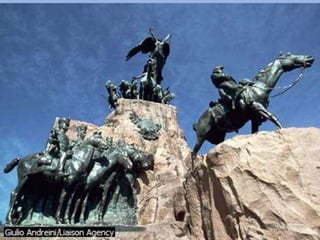 El Ejército de los AndesEste monumento está cerca de la ciudad argentina de Mendoza. Es un homenaje a la expedición que el general José de San Martín encabezó durante el proceso de independencia de Argentina y de toda la América hispana. Conmemora la fecha del 5 de enero de 1817, cuando las tropas de San Martín partieron desde Mendoza para atravesar la cordillera de los Andes y presentar batalla a los españoles en Chile.Giulio Andreini/Liaison AgencyMicrosoft ® Encarta ® 2009. © 1993--2008 Microsoft Corporation. Reservados todos los derechos.