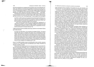 processos automáticos se comparam favoravelmente com os procedimentos ma-
nuais, que substituem, em termos da quantidade de ementas processadas por se-
mana. Para um ingresso semanal de 12000 ementas a categorização automática faz
cerca de 1600 sugestões, 900 das quais são aceitas, 170 recusadas e 530 não são
adotadas por razões editoriais (a precisão é estimada em 89% - 1430/1600).
Há atualmente programas de computador que realizam algum nivel de classi-
ficação automática de recursos da Rede (Trippe, 2001; Reamy, 2002). Reamy,
que trata o processo como 'autocategorização', resume algumas das abordagens:
A primeira e melhor coisa que um programa de autocategorização pode fuzer é exa-
minar com muita rapidez cada palavra do docllmento e analisar as freqUências de
padrões de palavras e, com base numa comparação com ata:onomia existente, atri·
buir o documento a determinada categoria dessa taxonomia.
Outras coisas que estão sendo feitas com esse programa são 'agrupamento' ali
'construção de ta:onomia' em que o programa é simplesmente apontado para uma
coleção de documentos, por exemplo de 10000 a 100000, e ele pesquisa em todas
us combinações de pala'fas em busca de aglomerados ou agrupamentos de docu-
mentos que pareçam ser da mesma classe (p. 18).
Trippe menciona diversos produtos desse tipo, inclusive um da empresa Eprise
que é assim descrito:
De acordo com Hank Barnes, vice~presidente de estratégia da Eprise, 'Um aspecto
importante para tornar os conteúdos mais eficazes são as metaetiquetas de classi-
ficação. Elas permitem aos usuários de conteúdos encontrar mais facilmente infor-
mações relevantes e obter informações mais profundas sobre assuntos específicos'.
Barlles observa que a Eprise utiliza esses tipos de etiquetas para localizar informa-
ções de modo dinâmico em resposta aações dos usuários, como seguir determinado
caminho num sftio da Rede. Acrescenta Barnes, 'Com freqUência, esse método de
fornecimento de conteúdos que sebaseia em classificação é muito mais eficaz do que
buscas em texto completo ou de utilidade geral' (p. 46).
Kwon e Lee (2003) também tratam da classificação de sítios da Rede, enquanto
Lawrence et aI. (1999) descrevem procedimentos para citação automática de
literatura científica na Rede.
Os processos de categorização de textos até agora descritos representam for-
mas de classificação autómática, isto é, a atribuição de itens a classes ou cate-
gorias preestabelecidas. Ao longo dos anos, foram feitos estudos sobre a auto~
mação do tipo de classificação com o qual os bibliotecários estão mais familiari-
zados, a saber, a atribuição de números de ciassit1cação a livros, mas disso não
resultaram sistemas totalmente operacionais. Iyer e Giguere (1995) fizeram es-
tudo sobre o desenvolvimento de um sistema especialista que estabelecesse liga-
ção entre um sistema de classificação e outro, no caso específico do esquema de
matemática da American Mathematical Society para a classe de matemática da
Classificação Decimal de Dewey. Afirmam que "Uma intelface que permita aos
rnatemáticos ter acesso aos acervos de bibliotecas organizados pela Classifi-
i
-
318 INDEXAÇÃO E RESUl{OS: TEORIA E PRÂTlCA
T
IIj
15. INDEXAÇÃO AUTOMÂTICA, REDAÇÃO AUTOMÂTICA DE RESUMOS 319
cação Decimal de Dewey valendo~se do esquema da MiS como interface será
cel1amente útil". Esse tipo de aplicação, porém, parece de utilidade muito limitada.
De interesse mais amplo seria um sistema interativo que ajudasse na atri-
buição real de números de classificação. Alguns trabalhos nessa linha já foram
realizados, mas não em escala muito grande. Por exemplo, Gowtham e Kamat
(l995) desenvolveram um protótipo de sistema de classificação no campo da
metalurgia com o emprego da Classificação Decimal Universal (CDU). Embora
muito menos ambicioso e complexo do que o sistema MedrndEx antes descrito,
o pro.tótipo qu~ descrevem fimciona de maneira semelhante, pois sugere ao
usuáno constnur um número de classificação que contenha todas as facetas
necessárias (tipo de metal, propriedade, tipo de processo adotado. e assim por
diante). Cosgrove e Weimann (l992) também examinam uma abordagem de
siste~na especialista na utilização da classificação pela CDU, porém de uma pers~
pectlva teórica, Não existe qualquer indicio de que algum sistema, mesmo em
caráter experimental, haja sido implementado.
Importantes trabalhos sobre classificação automática foram realizados no
OCLC. O projeto Scorpion, no GeLe, efetuou experiências com a classificação
automática de páginas da Rede com o emprego da Classificação Decimal de
Dewey (Thompson etal., 1997). A atribuição baseava~se no cotejo de texto da
Rede com as definições t~xtuais dos números de classificação da CDD, mediante
o uso de algoritmos desenvolvidos para utilização 110 sistema SMART de Salton.
Antes, Larson (1992) testou, em pequena escala, a atribuição automática de
números de classificação da Library ofCongress. Seu objetivo era diferente: a
atribuição automática de um único número a um livro COm base nos títulos e
cabeçalhos de assuntos presentes nos registros MARC. Assim como no estudo
feito pelo OCLC, seu algoritmo ordenava os números de classificação em ordem
de probabilidade de 'correção'. Larson concluiu que talvez não fosse possível
uma classificação totalmente automática, mas uma classificação semi-automá~
tica. Isto é, o programa produziria uma lista de números candidatos (os de mais
alta pontuação) da qual o classificador selecionaria o que fosse mais apropriado.
Pesquisas sobre classificação automática também são feitas em campos
completamente diversos. Por exemplo, 8ailin et aI. (1993) examinaram traba-
lhos sobre classificação de componentes de programas de computador (para um
repositório de programas reutilizáveis); afirmam que houve características de
aprendizado de máquina, Savié (1995) lida com as possibilidades de classifi-
cação automática de correspondência administrativa.
Em vários centros de pesquisa, fora do campo da biblioteconomia/ciência da
informação, têm prosseguimento trabalhos sobre a construção automática de
tesauros. As ferramentas assim construídas, embora, de fato, possivelmente
revelem relações úteis entre termos, são muito menos estruturadas do que os
tesauros criados por seres humanos. Encontram-se exemplos em Gao et aI.
(1995), Chen et al. (1995) e Lu et al. (1995).
 