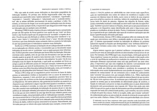 16 INDEXAÇÃO E RESUMOS: TEORIA E PRÁTICA 2. PRINcipIaS DA INDEXAÇÃO 17
Não vejo nada de errado nessas definições ou descrições pragmáticas da
indexação temática. Os put'ist~s sem dúvida tergiversarão sobre elas argu-
mentando que expressões como Imatéria indexável', 'relevância', 'significado',
'associado a'l 'conceito', 'adequado a', 'relacionado com' e 'conteúdo intelec-
tual' não se acham definidas precisamente de modo a satisfazer a todos. No
entanto, se tivermos de chegar a um acordo quanto à definição exata dos termos
antes de encetar qualquer tarefa, é improvável que cheguemos muito longe, seja
na indexação seja em qualquer outra atividade.
Weinberg (1988) levanta a hipótese de que a indexação frustra o pesquisador
porque ela lida apenas de forma genérica com aquilo de que 'trata' um docu-
mento e não focaliza aquilo que ele proporciona de 'novidade' a respeito do tó-
pico. Ela afirma que esta distinção se reflete na diferença entre 'atinência' e 'as-
pecto', entre 'tópico' e 'comentário' ou entre 'tema' e 'rema'. Ela não consegue
convencer que essas distinções sejam realmente úteis no contexto da indexação
ou que seja possível para os indexadores sustentar essas distinções.
Swift et aI. (1978) examinam as limitações de um enfoque baseado na atinên-
cia na indexação em ciências sociais, e recomendam que os documentos sejam
indexados de acordo com os 'problemas' com os quais pareçam estar relaciona-
dos. Édificil perceber como a distinção que fazem difere da distinção, feita ante-
riormente neste capftulo, entre çlo que trata um documento e por que um deter-
minado usuário ou grupo de usuários teria interesse nele. Crowe (1986) afirma
que o indexador deve remeter ao 'ponto de vista subjetivo' do autor. Um de seus
exemplos trata do tópico da depressão, o qual pode ser estudado em livros ou
artigos a partir de diferentes pontos de vista (por exemplo, tratamento por meio
de psicoterapia, por meio de medicamentos, etc.). Outra vez torna-se difícil vis-
lumbrarcomo isso difere da prática habitual da indexação, como, por exemplo, o
emprego de subcabeçalhos pela National Library ofMediciue.
Breton (1981) alega que os engenheiros pouco recorrem às bases de dados
porque os indexadores rotulam os documentos com os nomes de materiais ou
dispositivos, enquanto é mais provável que os engenheiros precisem fazer as
buscas a partir dos atributos ou das {unções desempenhadas por esses materiais
ou dispositivos. Em outras palavras, eles gostariam de localizar um material ou
dispositivo que satisfizesse a algum requisito atual (quanto à resistência, condu-
tividade, resistência à corrosão, ou coisa que o valha) sem terem de nomeá-lo.
Isso não constitui uma condenação da indexação de assuntos de per si, mas das
políticas de indexação adotadas pela maioria dos produtores de bases de dados.
Se se diz que um novo material ou uma liga descrita num relatório possui certa
resistência á tração, esta propriedade pode ser indexada (por exemplo, atribuin-
do o termo RESISTÉNCIA ÀTRAÇÀO), porém o valor especifico dessa propriedade
(isto é, a resistência alcançável) não seria indexado pela maioria dos produtores
de bases de dados, embora se possa mencioná-lo no resumo. Naturalmente) não
há razão para que os valores não sejam indexados (por exemplo, o termo RESIS-
TENCIA À TRAÇÃO poderia ser subdividido em vinte termos mais específicos,
cada um representando uma ordem de valores de resistência à tração) e eles
estariam em algumas bases de dados, assim como os índices de uma empresa
para seus próprios arquivos de contratos, índices de compilações de dados, ou
certas bases de dados de patentes. Algumas das objeções de Breton, então,
seriam contestadas mediante a indexação em nível muito mais alto de especifici-
dade. Também é possível indexar as funções, desde que as que possivelmente se
apliquem a um dispositivo sejam identificadas pelo autor e. haja termos apro-
priados no vocabulário da base de dados. Porém, é totalmente irracional alimeu-
tal' a expectativa de que o indéxador seja capaz de reconhecer aplicações que não
foram especificamente afirmadas pelo autor.
Posteriormeute, Breton (1991) relatou pesquisas sobre um sistema de iude-
xação que concretizava suas idéias e pretendia ajudar no processo de 'inven-
ção'. O sistema experimental resultou da indexação de milhares de produtos
industriais segundo as funções que desempenham e seus 'atributos distintivos'.
Os atributos incluíam coisas como 'mais leve', 'mais barato" 'mais seguro' e
'mais forte'.
Alguns autores sugerem que é possível melhorar a recuperação em certos
contextos por meio da indexação somente de determinadas características de um
texto. Por exemplo, Oh (1998) sugere que, em psicologia, a indexação apenas de
'fatos empíricos' (nomes de variáveis, valores de correlação e informação sobre
o nível de significância) melhoraria as condições de recuperação. Embora uma
indexação altamente especializada como essa seja justificável em raras situa-
ções, é improvável que seja uma exigência da maioria e provavelmente será
muito mais dispendiosa do que uma abordagem mais convencional.
Virou moda nos últimos anos considerar o problema da recuperação da
infúnnação como sendo fundamentalmente uma questão de comparar o 'estado
anômalo de conhecimento' de um consulente com o estado de conhecimento
mais 'coerénte' dos autores (ver, por exemplo, Belkin et aI., 1982), implicando
isso que os problemas residem mais na salda do sistema (busca) do que na entra-
da. Há um certo equfvoco nisso. Se aceitamos que a indexação é mais eficiente
quando se orienta para as necessidades de determinado grupo de usuários, a
função do indexador será prever os tipos de pedidos para os quais determinado
documento será provavelmente uma· resposta Í1til. Talvez isso ainda seja mais
dificil do que prever quais os tipos de documentos que têm probabilidade de cor-
responder de modo útil a determinado pedido, o que coustitui, em certo sentido,
a função de quem faz a busca. Poder-se-ia argüir, então, que o estado 'anômalo'
de conhecimento aplica-se mais ao lado de entrada do sistema de recuperação do
que á sua saída. Olafsen e Vokac (1983) vêem essa p3lticularidade com clareza:
O indexador tem de làzer conjeturas sobre quais consultas serão formuladas pelo
futuro usuário do sistema. Independentemente do grau de habilidade aplicada a esse
exercício de adivinhação, ainda assim serào conjeturas, eo usuário recorre ao sistema
 