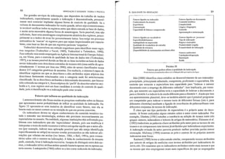 Fatores que influem na qualidade da indexação
Lamentavelmente não forall1l11uitas as pesquisas realizadas sobre os fatores
que apresentam maior probabilidade de influir na qualidade da indexação. Na
figura 35 apresenta-se uma tentativa de identificar esses fatores, mas ela se
baseia mais no senso comum ou na intuição do que em provas concretas,
Os indexadores devem ter algum conhecimento do conteúdo temático tra-
tado e entender sua terminologia, embora não precisem necessariamente ser
especialistas no assunto. Na realidade, algumas instituições têm enfi:entado pro-
blemas com indexadores que são 'especialistas' demais, pois sua tendência é
interpretar o texto de modo excessivo e talvez extrapolar aquilo que o autor afir-
ma (por exemplo, indexar lima aplicação possível que não esteja identificada
especificamente no artigo) ou mesmo revelar preconceitos ao não indexar afir-
mações que relutam em aceitar (ver Intner, 1984, e 8ell, 1991a, para COmen-
tários sobre viés e censura na indexação). A falta de conhecimento do assunto
pode, contudo, levar à indexação excessiva. Incapaz de distinguir entre dois ter-
mos, o indexador talvez atribua ambos quando bastaria apenas UIll ou apenas um
seria correto. LOllkopolllos (1966) refere-se a isso como indecisão do indexador.
Em grandes serviços de informação, que dependem do trabalho de l1luitos
indexadores, especialmente quando a indexação é descentralizada, provavel-
mente será essencial implantar alguma forma de controle de qualidade. Se o
volume de documentos indexados for muito grandc,talvez seja economicamen-
te inviável verificar todos os registros antes que dêem entrada na base de dados,
e assim seria necessária alguma forma de amostragem. Seria possível, mas não
suficiente, fazer lima amostragem completamente aleatória dos registros, princi-
palmente se o índice de erros for provavelmente baixo. Isso exige um processo
automático de 'marcar' os registros para que sejam inspecionados por especia-
listas, com base no fato de que tais registros parecem 'suspeitos'.
Todeschini desenvolveu um método engenhoso para identificar esses regis-
tros suspeitos (Todeschini e Farrel, 1989); Todeschini e Tolstenkov, 1990).
Esse método vem sendo empregado na Agência Internacional de Energia Atômi-
ca, em Viena, para o controle de qualidade da base de dados INIS (Todeschini,
1997), e se tornou possivel devido ao fato de os itens incluídos na base de dados
serem indexados com descritores extraídos do tesauro INIS (uma média de apro-
ximadamente 11 termos pai· item em 1990), além de serem classificados l1uma
dentre 237 categorias genéricas de assuntos. Em essência, o sistema é capaz de
identificar registros em que os descritores a eles atribuídos sejam atípicos dos
descritores fortemente relacionados com a categoria onde foi anteriormente
classificado. Se os descritores atribuídos a determinado documento, que houver
sido colocado na categoria x, forem atípicos do 'perfi I' do descritor anterior atri-
buído a x, esse registro será um bom candidato à revisão de controle de quali-
dade, pois a classificação ou a indexação pode estar errada.
Mai (2000) identifica cinco estádios no desenvolvimento de um indexador:
principiante, principiante adiantado, competente, proficiente e especialista. Ele
sustenta que somente o especialista tem capacidade para "indexar o mesmo
documento com o emprego de diferentes métodos". Isso implicaria, por exem-
plo, que somente um especialista teria a capacidade de indeXai' o documento A
para a clientela Xe indexá-lo de modo diferente para a clientela Y. Ainda que isso
soe aparentemente plausível, deve-se também admitir que é possível programar
um computador para indexar o mesmo texto de diferentes formas (isto é) para
diferentes clientelas) mediante a ligação de ocorrências de palavras/frases com
diferentes conjuntos de termos de indexação.
É claro que um tipo particular de especialista é o próprio autor do docu-
mento. Já foram realizados alguns estudos sobre o autor como indexador. Por
exemplo, Diodato (1981) estudou a coerência na seleção de termos entre três
grupos: autores, indexadores e leitores de at1igos de matemática. Ebinuma et aI.
(1983) traduziram as palavras-chave atribuídas pelo autor para os termos de um
tesauro e os compararam com termos já atribuídos por indexadores experientes.
A indexação oriunda do autor pareceu produzir melhor precisão porém menor
revocação. Mulvany (1994) examina os prós e contras de os próprios autores
indexarem seus livros.
Rasheed (1989) levou a cabo estudo similar) comparando termos atribuídos
por autores de artigos de medicina com termos atribuídos por indexadores do
MEDLARS. Ele constatou que os indexadores atribuíam muito mais termos e que
os termos que eles empregavam eram mais específicos do que os empregados
F'GUllA 35
Fatores que podem afetar a qualidade da indexação
o au!ordeciar.l-se reconheddo a 01iwret aI, (1966) pela idéia que in5piroll e>ta fiS'llra
89
Fatores ligados ao 'processo'
Tipo de indexação
Regras e instruções
Produtividade exigida
Exaustividade da indexação
Fatores ambientais
Calefaçãolrefrigeraçào
Iluminação
Ruido
Falares ligados ao documento
Conteúdo temático
Complexidade
Língun e linguagem
Extensào
Apresentação e sumarizaçào
Fatores ligados ao vocabuláriO
Especitlcidade/sintaxe
Nllbigüidade ou imprecisão
Qualidade do vocabulário de entradas
Qualidade da estrutura
Disponibilidade de instrumentos auxiliares atlns
Fatores ligados ao indexador
Conhecimento do nssllnto
Experiêncin
Concentrnção
Capacidade de leitura e compreensão
6. QUALIDADE DA INDEXAÇÃO
rINDEXAÇÃO E RESUMOS: TEORIA E PRÁTICA88
 