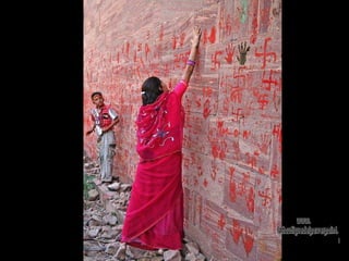 Templo de Chamunda en Jodhpur. La impresión  de  la mano en  la pared y el dibujo de esvásticas son actos propiciatorios. www. laboutiquedelpowerpoint. com 