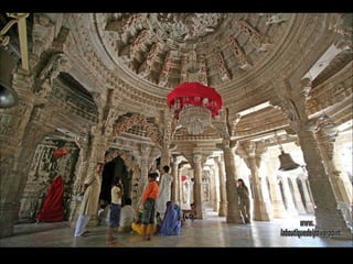 Plegarias en  Ranakpur. La elaborada decoración interior, en  contraste con el austero exterior, simboliza la creencia jainista de la insignificancia  de la  apariencia exterior y la importancia de una vida interior plena. www. laboutiquedelpowerpoint. com 