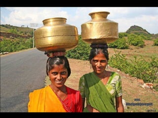 Las mujeres son las encargadas de portear el agua, con frecuencia a gran distancia. www. laboutiquedelpowerpoint. com 