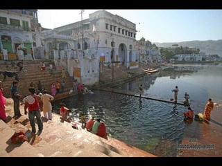 Pushkar es uno de los cinco dhams o peregrinajes que tiene que hacer todo devoto hindú en su vida. Los peregrinos deben bañarse en sus ghats sagrados para expiar sus pecados. www. laboutiquedelpowerpoint. com 
