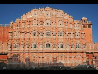 El Hawal Mahal (palacio de los vientos) de Jaipur, es la fachada de un antiguo harén, a través de sus ventanas las mujeres podían observar la calle  sin ser vistas.  www. laboutiquedelpowerpoint. com 