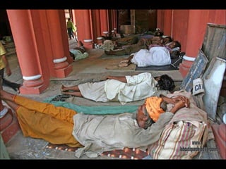 Hombres durmiendo en las calles de Jaipur. www. laboutiquedelpowerpoint. com 