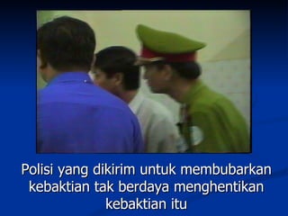 Polisi yang dikirim untuk membubarkan
 kebaktian tak berdaya menghentikan
              kebaktian itu
 