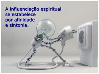 “A mediunidade é uma faculdade multíplice, e
que apresenta uma variedade infinita de nuan-
ças em seus meios e em seus efeitos. Quem
está apto para receber ou transmitir as comu-
nicações dos Espíritos é, por isso mesmo, mé-
dium, qualquer que seja o modo empregado
ou o grau de desenvolvimento da faculdade,
desde a simples influência oculta até a produ-
ção dos mais insólitos fenômenos. Todavia, em
seu uso ordinário, essa palavra tem uma acep-
ção mais restrita, e se diz, geralmente, de
pessoas dotadas de um poder mediúnico muito
grande, seja para produzir efeitos físicos, seja
para transmitir o pensamento dos Espíritos
pela escrita ou pela palavra.” (KARDEC, Revista Espírita
1858)
 