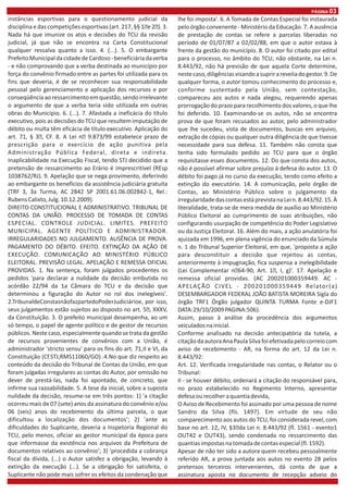 instâncias esportivas para o questionamento judicial da
disciplina e das competições esportivas (art. 217, §§ 1◙e 2◙). 3.
Nada há que imunize os atos e decisões do TCU da revisão
judicial, já que não se encontra na Carta Constitucional
qualquer ressalva quanto a isso. 4. (...). 5. O embargante
PrefeitoMunicipaldacidadedeCardoso-beneficiáriadaverba
- e não comprovando que a verba destinada ao município por
força do convênio firmado entre as partes foi utilizada para os
fins que deveria, é de se reconhecer sua responsabilidade
pessoal pelo gerenciamento e aplicação dos recursos e por
conseqüênciaaoressarcimentoemquestão,sendoirrelevante
o argumento de que a verba teria sido utilizada em outras
obras do Município. 6. (...). 7. Afastada a ineficácia do título
executivo, pois as decisões do TCU que resultem imputação de
débito ou multa têm eficácia de título executivo. Aplicação do
art. 71, § 3◙, CF. 8. A Lei n◙ 9.873/99 estabelece prazo de
prescrição para o exercício de ação punitiva pela
Administração Pública Federal, direta e indireta.
Inaplicabilidade na Execução Fiscal, tendo STJ decidido que a
pretensão de ressarcimento ao Erário é imprescritível (REsp
1038762/RJ). 9. Apelação que se nega provimento, deferindo
ao embargante os benefícios da assistência judiciária gratuita
(TRF 3, 3a Turma, AC 2842 SP 2001.61.06.002842-1, Rel.:
RubensCalixto,Julg.10.12.2009).
DIREITO CONSTITUCIONAL E ADMINISTRATIVO. TRIBUNAL DE
CONTAS DA UNIÃO. PROCESSO DE TOMADA DE CONTAS
ESPECIAL. CONTROLE JUDICIAL. LIMITES. PREFEITO
MUNICIPAL. AGENTE POLÍTICO E ADMINISTRADOR.
IRREGULARIDADES NO JULGAMENTO. AUSÊNCIA DE PROVA.
PAGAMENTO DO DÉBITO. EFEITO. EXTINÇÃO DA AÇÃO DE
EXECUÇÃO. COMUNICAÇÃO AO MINISTÉRIO PÚBLICO
ELEITORAL. PREVISÃO LEGAL. APELAÇÃO E REMESSA OFICIAL
PROVIDAS. 1. Na sentença, foram julgados procedentes os
pedidos 'para declarar a nulidade da decisão embutida no
acórdão 22/94 da 1a Câmara do TCU e da decisão que
determinou a figuração do Autor no rol dos inelegíveis'.
2.TribunaldeConstasnãofazpartedoPoderJudiciárioe, por isso,
seus julgamentos estão sujeitos ao disposto no art. 5◙, XXXV,
da Constituição. 3. O prefeito municipal desempenha, ao um
só tempo, o papel de agente político e de gestor de recursos
públicos. Neste caso, especialmente quando se trata da gestão
de recursos provenientes de convênios com a União, é
administrador 'stricto sensu' para os fins do art. 71,II e VI, da
Constituição (Cf.STJ,RMS11060/GO) .4.No que diz respeito ao
conteúdo da decisão do Tribunal de Contas da União, em que
foram julgadas irregulares as contas do Autor, por omissão no
dever de prestá-las, nada foi apontado, de concreto, que
infirme sua razoabilidade. 5. A tese da inicial, sobre a suposta
nulidade da decisão, resume-se em três pontos: 1) 'a citação
ocorreu mais de 07 (sete) anos da assinatura do convênio e/ou
06 (seis) anos do recebimento da última parcela, o que
dificultou a localização dos documentos'; 2) 'ante as
dificuldades do Suplicante, deveria a Inspetoria Regional do
TCU, pelo menos, oficiar ao gestor municipal da época para
que informasse da existência nos arquivos da Prefeitura de
documentos relativos ao convênio'; 3) 'procedida a cobrança
fiscal da dívida, (...) o Autor satisfez a obrigação, levando à
extinção da execução (...). Se a obrigação foi satisfeita, o
Suplicante não pode mais sofrer os efeitos da condenação que
lhe foi imposta'. 6. A Tomada de Contas Especial foi instaurada
pelo órgão convenente - Ministério da Educação. 7. A ausência
de prestação de contas se refere a parcelas liberadas no
período de 01/07/87 a 02/02/88, em que o autor estava à
frente da gestão do município. 8. O autor foi citado por edital
para o processo, no âmbito do TCU; não obstante, na Lei n.
8.443/92, não há previsão de que aquela Corte determine,
nestecaso,diligênciasvisandoasuprirareveliadogestor.9.De
qualquer forma, o autor tomou conhecimento do processo e,
conforme sustentado pela União, sem contestação,
compareceu aos autos e nada alegou, requerendo apenas
prorrogação do prazo para recolhimento dos valores, o que lhe
foi deferido. 10. Examinando-se os autos, não se encontra
prova de que foram recusados ao autor, pelo administrador
que lhe sucedeu, vista de documentos, buscas em arquivo,
extração de cópias ou qualquer outra diligência de que tivesse
necessidade para sua defesa. 11. Também não consta que
tenha sido formulado pedido ao TCU para que o órgão
requisitasse esses documentos. 12. Do que consta dos autos,
não é possível afirmar sobre prejuízo à defesa do autor. 13. O
débito foi pago já no curso da execução, tendo como efeito a
extinção do executório. 14. A comunicação, pelo órgão de
Contas, ao Ministério Público sobre o julgamento da
irregularidadedascontasestáprevistanaLein.8.443/92.15.À
literalidade, trata-se de mera medida de auxílio ao Ministério
Público Eleitoral ao cumprimento de suas atribuições, não
configurando usurpação de competência do Poder Legislativo
ou da Justiça Eleitoral. 16. Além do mais, a ação anulatória foi
ajuizada em 1996, em plena vigência do enunciado da Súmula
n. 1 do Tribunal Superior Eleitoral, em que, 'proposta a ação
para desconstituir a decisão que rejeitou as contas,
anteriormente à impugnação, fica suspensa a inelegibilidade
(Lei Complementar n◙64-90, Art. 1◙, I, g)'. 17. Apelação e
remessa oficial providas. (AC 200201000359449. AC -
APELAÇÃO CIVEL - 200201000359449 Relator(a)
DESEMBARGADOR FEDERAL JOÃO BATISTA MOREIRA Sigla do
órgão TRF1 Órgão julgador QUINTA TURMA Fonte e-DJF1
DATA:29/10/2009PAGINA:506).
Assim, passo à análise da procedência dos argumentos
veiculadosnainicial.
Conforme analisado na decisão antecipatória da tutela, a
citaçãodaautoraAnaPaulaSilvafoiefetivadapelocorreiocom
aviso de recebimento - AR, na forma do art. 12 da Lei n.
8.443/92:
Art. 12. Verificada irregularidade nas contas, o Relator ou o
Tribunal:
II - se houver débito, ordenará a citação do responsável para,
no prazo estabelecido no Regimento Interno, apresentar
defesaourecolheraquantiadevida,
O Aviso de Recebimento foi assinado por uma pessoa de nome
Sandro da Silva (fls. 1497). Em virtude de seu não
comparecimento aos autos do TCU, foi considerada revel, com
base no art. 12, IV, §3◙da Lei n. 8.443/92 (fl. 1561 - evento1
OUT42 e OUT43), sendo condenada no ressarcimento das
quantiasimpostasnatomadadecontasespecial(fl.1592).
Apesar de não ter sido a autora quem recebeu pessoalmente
referido AR, a prova juntada aos autos no evento 28 pelos
pretensos terceiros intervenientes, dá conta de que a
assinatura aposta no documento de recepção adveio do
PÁGINA 03
 