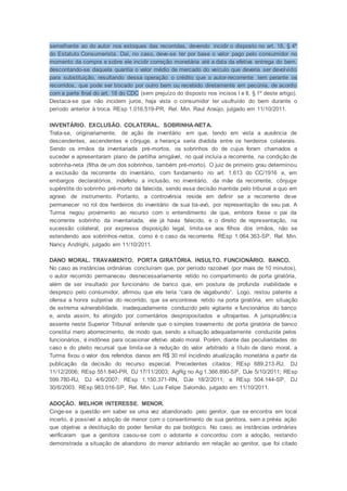 semelhante ao do autor nos estoques das recorridas, devendo incidir o disposto no art. 18, § 4º
do Estatuto Consumerista. Daí, no caso, deve-se ter por base o valor pago pelo consumidor no
momento da compra e sobre ele incidir correção monetária até a data da efetiva entrega do bem,
descontando-se daquela quantia o valor médio de mercado do veículo que deveria ser devolvido
para substituição, resultando dessa operação o crédito que o autor-recorrente tem perante os
recorridos, que pode ser trocado por outro bem ou recebido diretamente em pecúnia, de acordo
com a parte final do art. 18 do CDC (sem prejuízo do disposto nos incisos I e II, § 1º deste artigo).
Destaca-se que não incidem juros, haja vista o consumidor ter usufruído do bem durante o
período anterior à troca. REsp 1.016.519-PR, Rel. Min. Raul Araújo, julgado em 11/10/2011.
INVENTÁRIO. EXCLUSÃO. COLATERAL. SOBRINHA-NETA.
Trata-se, originariamente, de ação de inventário em que, tendo em vista a ausência de
descendentes, ascendentes e cônjuge, a herança seria dividida entre os herdeiros colaterais.
Sendo os irmãos da inventariada pré-mortos, os sobrinhos do de cujus foram chamados a
suceder e apresentaram plano de partilha amigável, no qual incluía a recorrente, na condição de
sobrinha-neta (filha de um dos sobrinhos, também pré-morto). O juiz de primeiro grau determinou
a exclusão da recorrente do inventário, com fundamento no art. 1.613 do CC/1916 e, em
embargos declaratórios, indeferiu a inclusão, no inventário, da mãe da recorrente, cônjuge
supérstite do sobrinho pré-morto da falecida, sendo essa decisão mantida pelo tribunal a quo em
agravo de instrumento. Portanto, a controvérsia reside em definir se a recorrente deve
permanecer no rol dos herdeiros do inventário de sua tia-avó, por representação de seu pai. A
Turma negou provimento ao recurso com o entendimento de que, embora fosse o pai da
recorrente sobrinho da inventariada, ele já havia falecido, e o direito de representação, na
sucessão colateral, por expressa disposição legal, limita-se aos filhos dos irmãos, não se
estendendo aos sobrinhos-netos, como é o caso da recorrente. REsp 1.064.363-SP, Rel. Min.
Nancy Andrighi, julgado em 11/10/2011.
DANO MORAL. TRAVAMENTO. PORTA GIRATÓRIA. INSULTO. FUNCIONÁRIO. BANCO.
No caso as instâncias ordinárias concluíram que, por período razoável (por mais de 10 minutos),
o autor recorrido permaneceu desnecessariamente retido no compartimento de porta giratória,
além de ser insultado por funcionário de banco que, em postura de profunda inabilidade e
desprezo pelo consumidor, afirmou que ele teria “cara de vagabundo”. Logo, restou patente a
ofensa a honra subjetiva do recorrido, que se encontrava retido na porta giratória, em situação
de extrema vulnerabilidade, inadequadamente conduzido pelo vigilante e funcionários do banco
e, ainda assim, foi atingido por comentários despropositados e ultrajantes. A jurisprudência
assente neste Superior Tribunal entende que o simples travamento de porta giratória de banco
constitui mero aborrecimento, de modo que, sendo a situação adequadamente conduzida pelos
funcionários, é inidônea para ocasionar efetivo abalo moral. Porém, diante das peculiaridades do
caso e do pleito recursal que limita-se à redução do valor arbitrado a título de dano moral, a
Turma fixou o valor dos referidos danos em R$ 30 mil incidindo atualização monetária a partir da
publicação da decisão do recurso especial. Precedentes citados: REsp 689.213-RJ, DJ
11/12/2006; REsp 551.840-PR, DJ 17/11/2003; AgRg no Ag 1.366.890-SP, DJe 5/10/2011; REsp
599.780-RJ, DJ 4/6/2007; REsp 1.150.371-RN, DJe 18/2/2011, e REsp 504.144-SP, DJ
30/6/2003. REsp 983.016-SP, Rel. Min. Luis Felipe Salomão, julgado em 11/10/2011.
ADOÇÃO. MELHOR INTERESSE. MENOR.
Cinge-se a questão em saber se uma vez abandonado pelo genitor, que se encontra em local
incerto, é possível a adoção de menor com o consentimento de sua genitora, sem a prévia ação
que objetiva a destituição do poder familiar do pai biológico. No caso, as instâncias ordinárias
verificaram que a genitora casou-se com o adotante e concordou com a adoção, restando
demonstrada a situação de abandono do menor adotando em relação ao genitor, que foi citado
 