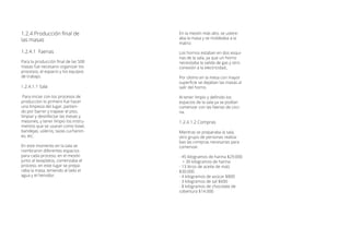 1.2.4 Producción final de
las masas
1.2.4.1 Faenas
Para la producción final de las 500
masas fue necesario organizar los
procesos, el espacio y los equipos
de trabajo.
1.2.4.1.1 Sala
Para iniciar con los procesos de
produccion lo primero fue hacer
una limpieza del lugar, partien-
do por barrer y trapear el piso,
limpiar y desinfectar las mesas y
mesones, y tener limpio los instru-
mentos que se usaran como bowl,
bandejas, usleros, tazas cucharon-
es, etc.
En este momento en la sala se
nombraron diferentes espacios
para cada proceso, en el mesón
junto al lavaplatos, comenzaba el
proceso, en este lugar se prepa-
raba la masa, teniendo al lado el
agua y el hervidor.
En la mesón más alto, se uslere-
aba la masa y se moldeaba a la
matriz.
Los hornos estaban en dos esqui-
nas de la sala, ya que un horno
necesitaba la salida de gas y otro
conexión a la electricidad,.
Por último en la mesa con mayor
superficie se dejaban las masas al
salir del horno.
Al tener limpio y definido los
espacios de la sala ya se podían
comenzar con las faenas de coci-
na.
1.2.4.1.2 Compras
Mientras se preparaba la sala,
otro grupo de personas realiza-
bas las compras necesarias para
comenzar.
- 45 kilogramos de harina $29.000
+ 30 kilogramos de harina
- 13 litros de aceite de maíz
$30.000
- 4 kilogramos de azúcar $800
- 3 kilogramos de sal $600
- 8 kilogramos de chocolate de
cobertura $14.000
 