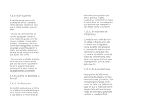 1.3.3.4 Correcciones
A medida que se hacían más
pruebas nos dimos cuenta de
ciertos cambios necesarios para
que la matriz resultara por com-
pleto.
- Uno de los contenedores, se
cortaba para poder comer, la
masa respondía a este corte de
manera irregular y no se podía
predecir; rompiendo a veces el
contenedor más grande; por esto
se agregó una perforación en la
matriz que permitía realizar una
especie de pre picado en la masa
que guiaba este corte.
- Por otro lado se añadió al diseño
de la matriz de corte un borde
que salía de uno de los contene-
dores, lo que permitía seguir
sosteniendo el vaso, cuando se
sacaba el primer contenedor.
1.3.3.5 ¿Cómo se garantiza la
forma?
1.3.3.5.1 En la cocción
Se resolvió que para que la forma
no se alterara la masa debía ingre-
sar al horno con la contra matriz,
la cual detenia el movimiento de
los bordes con la presión que
ejercía gracias a su peso.
Luego de un tiempo (10 min App.)
la matriz debía ser removida para
que las partes que se encontra-
ban debajo de ella se cocieran.
1.3.3.5.2 En el proceso de
enfriamiento
Cuando la masa salía del hor-
no, debía enfriarse antes de
continuar con la siguiente
faena, durante este proceso
la masa tendía a deformarse
y levantarse; para que esto
no pasara, se volvía a poner la
matriz de corte encima, esta-
ba vez con pesos encima, que
hiciera presión y evitara esta
deformación.
1.3.3.5.3 En la cantidad total
Para que las de 500 masas
salieran todas iguales, con los
mismos bordes, y tamaños, fue
necesario poner guías en la
matriz de base que definían el
lugar en que la matriz de corte
se ejecutaba, eliminando ese
rango de movilidad, que podia
cambiar el resultado final.
 