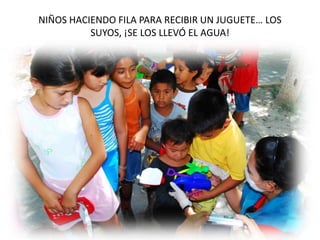 NIÑOS HACIENDO FILA PARA RECIBIR UN JUGUETE… LOS SUYOS, ¡SE LOS LLEVÓ EL AGUA!