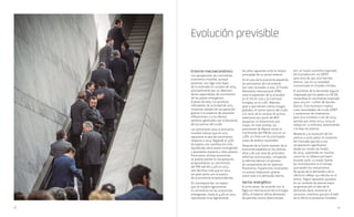 38 39
Evolución previsible
Entorno macroeconómico
Las perspectivas de crecimiento
económico mundial, aunque
positivas, son algo más bajas
de lo estimado en octubre de 2014,
principalmente por un deterioro
de las expectativas de crecimiento
de los países emergentes.
A pesar de esto, los primeros
indicadores de actividad de 2015
muestran señales de recuperación
gracias a la ausencia de presiones
inflacionistas y a los efectos
positivos generados por el descenso
de los precios del crudo.
Las previsiones para la economía
mundial indican que en 2015
repuntará la tasa de crecimiento
respecto a 2014, llegando al 3,5%.
Se espera una contribución más
equilibrada entre países emergentes
y avanzados respecto a años previos.
Entre estas últimas economías
se podría asentar la recuperación,
proyectándose un crecimiento
del PIB real del 2,4% en 2015,
seis décimas más que en 2014
(en gran parte, por el avance
de la economía estadounidense).
En contraposición, se espera
que se modere ligeramente
el crecimiento en las economías
emergentes, hasta el 4,3% en 2015,
repuntando muy ligeramente
los años siguientes ante la mejora
anticipada de su sector externo.
En el caso de la economía española,
las previsiones de crecimiento
han sido revisadas al alza. El Fondo
Monetario Internacional (FMI)
sitúa la expansión de la actividad
en el 2% en 2015 y la Comisión
Europea, en el 2,3%. Además,
pese a que existen ciertos riesgos
globales, el menor precio del crudo
y el inicio de la compra de activos
soberanos por parte del BCE
apoyarían un dinamismo aún
mayor. En este sentido, las
previsiones de Repsol sitúan el
crecimiento del PIB de 2015 en un
2,8%, en línea con las principales
casas de análisis nacionales.
Después de la fuerte recesión de la
economía española en los últimos
años y de una serie de profundas
reformas estructurales, incluyendo
la reforma laboral y el proceso
de saneamiento de los balances
financieros, España está mostrando
un avance inequívoco, gracias
sobre todo a la demanda interna.
Sector energético
A corto plazo, de acuerdo con la
Agencia Internacional de la Energía
(AIE), el balance oferta-demanda
de petróleo estará determinado
por un nuevo aumento esperado
de la producción no-OPEP
para 2015 de 740.000 barriles
diarios, casi en su totalidad
concentrado en Estados Unidos.
El aumento de la demanda seguirá
impulsado por los países no-OCDE,
situándose el crecimiento esperado
para 2015 en 1 millón de barriles
diarios. Este escenario implica
unas necesidades de crudo OPEP
y variaciones de inventarios
para 2015 similares a las de 2014,
partida que entre 2013 y 2014 se
redujo en 1,5 millones, presionando
a la baja los precios.
Respecto a la evolución de los
precios a corto plazo, el consenso
del mercado apunta a una
recuperación significativa
desde los niveles de finales
de 2014, superando en muchos
casos los 70 dólares por barril
durante 2016. La mayor fuente
de incertidumbre es el tiempo
que tarden los mecanismos
de ajuste de la demanda y de la
oferta en reflejar sus efectos en el
precio. Según episodios pasados,
en un contexto de precios bajos
se generan por el lado de la
demanda claros incentivos al
consumo, mientras que por el lado
de la oferta se producen notables
 