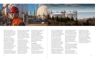 94 95
Respecto a los márgenes,
el ejercicio estuvo marcado por la
fuerte volatilidad de los precios
del crudo y la nafta, que ocasionó
que se alcanzasen entre octubre
y diciembre valores máximos
de los últimos años.
Adicionalmente, en 2014
cabe destacar la consolidación
de mejoras en el margen por
flexibilización en la alimentación
de materias primas a crackers,
así como la puesta en servicio
de importantes inversiones
en eficiencia energética en el
cracker de Tarragona tras la parada
plurianual realizada a finales
de 2013 que se extendió a los
primeros meses de 2014.
En el ejercicio también se
consolidaron parte de los ingresos
por la venta de tecnología al grupo
empresarial chino Jilin Shenhua
para la construcción de una planta
de polioles flexibles de 185.000
toneladas al año y de dos
plantas de polioles poliméricos
de 24.000 toneladas al año cada
una que Jilin Shenhua instalará
en China. La operación refrenda
la posición de liderazgo de Repsol
en este proceso.
Las inversiones del ejercicio
se destinaron principalmente
a la mejora y optimización de los
activos existentes, impulso
de la eficiencia, reducción
de costes, diferenciación
y mejora de los estándares
de calidad, seguridad y respeto
medioambiental. Cabe mencionar
el proyecto de optimización
del cracker de Puertollano,
que adecuará la producción
de etileno a las necesidades
del complejo industrial,
permitiendo además un importante
ahorro de consumo energético;
y el proyecto de adaptación
de la planta de polietileno de alta
densidad de Tarragona para
producir grados metalocenos,
que permitirá avanzar en la gama
de productos. La puesta en marcha
del primer proyecto está prevista
en 2015, coincidiendo con la
parada plurianual del complejo
de Puertollano.
Gas  Power
Las actividades de esta área
de negocio comprenden
el transporte, comercialización,
trading y regasificación de gas
natural licuado, así como proyectos
de energía renovable.
Durante 2013 y principios de 2014
se vendió una parte de los activos
y negocios de GNL. Al cierre del
ejercicio, el Grupo Repsol mantiene
tanto sus activos de regasificación
y transporte como sus negocios
de comercialización en Norteamérica,
en concreto la planta de regasificación
de Canaport y los gasoductos
de Canadá y Estados Unidos.
En 2014 se inició el proceso
de solicitud de los permisos
a las autoridades de Canadá
para el eventual desarrollo
e instalación de hasta 5 millones
de toneladas al año de capacidad
de licuación de gas en Canaport,
aprovechando la localización
de los actuales activos de
almacenamiento, regasificación
y recepción de buques metaneros.
Respecto a los proyectos de energía
renovable, las autoridades escocesas
concedieron en marzo de 2014
los permisos de construcción
y operación de los parques eólicos
marinos de Moray Firth y Beatrice
para una capacidad máxima
instalada de 1.116 MW y 750 MW,
y en los que Repsol participa en un
33% y un 25%, respectivamente.
El proyecto Beatrice es uno de los
cinco de energía eólica offshore
en el Reino Unido y el primero
en Escocia a los que, en abril
de 2014, el gobierno británico
otorgó un contrato de tarifa
que garantiza los ingresos durante
15 años.
En octubre de 2014, las autoridades
escocesas concedieron el permiso
para la construcción y operación
de Inch Cape, con una capacidad
de hasta 784 MW y en el que Repsol
controla un 51%.
Repsol dispone de derechos
para la promoción, construcción
y operación de 959,6 MW
de eólica marina en el Reino Unido.
Estos proyectos permitirán
a Repsol aplicar su capacidad
tecnológica en operaciones
offshore, así como su experiencia
en grandes obras de ingeniería.
Durante la fase de desarrollo
de los proyectos, que finalizará
entre 2015 y 2016, se completarán
los estudios y trabajos preliminares
a la fase de construcción
y operación de las instalaciones,
cuya puesta en marcha tendría lugar,
en su caso, a partir de 2018.
 