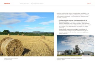 ABENGOA Informe Anual 2014 | 06.2 Desarrollo de negocio pág. 37
La misión corporativa del negocio de bioenergía de Abengoa, es la de
proporcionar los mejores resultados posibles a sus grupos de interés, a
la industria y a la sociedad en su conjunto y lo hace desarrollando las
siguientes actividades:
›› Contribuyendo al desarrollo sostenible del mercado de
biocombustible para el transporte y el de los bioproductos
químicos mediante el uso de materias primas de origen renovable y
tecnologías respetuosas con el medioambiente que ayuden a reducir
las emisiones de GEI (gases de efecto invernadero) y el impacto
ambiental.
›› Desarrollando soluciones tecnológicas innovadoras que
aportan procesos de producción más eficientes a través de una
continua inversión en I+D, diversificar materias primas y fabricar
nuevos productos.
Bala de biomasa para la producción
de etanol celulósico
Instalaciones de Biocarburantes de Castilla y León en Babilafuente
(Salamanca, España)
 
