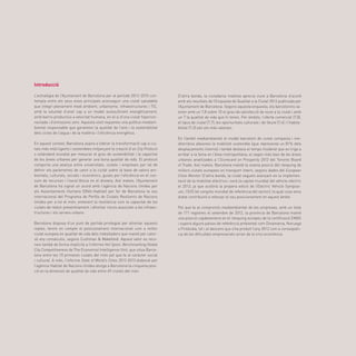 47
Introducció
L’estratègia de l’Ajuntament de Barcelona per al període 2012-2015 con-
templa entre els seus eixos principals aconseguir una ciutat saludable
que integri plenament medi ambient, urbanisme, infraestructures i TIC,
amb la voluntat d’anar cap a un model autosuficient energèticament,
amb barris productius a velocitat humana, en el si d’una ciutat hipercon-
nectada i d’emissions zero. Aquesta visió requereix una política mediam-
biental responsable que garanteixi la qualitat de l’aire i la sostenibilitat
dels cicles de l’aigua i de la matèria i l’eficiència energètica.
En aquest context, Barcelona aspira a liderar la transformació cap a ciu-
tats més intel·ligents i sostenibles mitjançant la creació d’un City Protocol
o estàndard mundial per mesurar el grau de sostenibilitat i la capacitat
de les àrees urbanes per generar una bona qualitat de vida. El protocol
comporta una aliança entre universitats, ciutats i empreses per tal de
definir els paràmetres de canvi a la ciutat sobre la base de valors am-
bientals, culturals, socials i econòmics, guiats per l’eficiència en el con-
sum de recursos i l’excel·lència en el disseny. Així mateix, l’Ajuntament
de Barcelona ha signat un acord amb l’agència de Nacions Unides per
als Assentaments Humans (ONU-Habitat) per fer de Barcelona la seu
internacional del Programa de Perfils de Ciutats Resilients de Nacions
Unides per a tot el món, entenent la resiliència com la capacitat de les
ciutats de reduir preventivament i afrontar riscos associats a les infraes-
tructures i els serveis urbans.
Barcelona disposa d’un punt de partida privilegiat per afrontar aquests
reptes, tenint en compte el posicionament internacional com a millor
ciutat europea en qualitat de vida dels treballadors que manté per cator-
zè any consecutiu, segons Cushman & Wakefield. Aquest valor es reco-
neix també de forma implícita a l’informe Hot Spots: Benchmarking Global
City Competitiveness de The Economist Intelligence Unit, que situa Barce-
lona entre les 10 primeres ciutats del món pel que fa al caràcter social
i cultural. A més, l’informe State of World’s Cities 2012-2013 elaborat per
l’agència Habitat de Nacions Unides atorga a Barcelona la cinquena posi-
ció en la dimensió de qualitat de vida entre 69 ciutats del món.
D’altra banda, la ciutadania mateixa aprecia viure a Barcelona d’acord
amb els resultats de l’Enquesta de Qualitat a la Ciutat 2012 publicada per
l’Ajuntament de Barcelona. Segons aquesta enquesta, els barcelonins va-
loren amb un 7,8 sobre 10 el grau de satisfacció de viure a la ciutat i amb
un 7 la qualitat de vida que hi tenen. Per àmbits, l’oferta comercial (7,8),
el tipus de ciutat (7,7), les oportunitats culturals i de lleure (7,4) i l’habita-
bilitat (7,3) són els més valorats.
En l’àmbit mediambiental el model barceloní de ciutat compacta i me-
diterrània afavoreix la mobilitat sostenible (que representa un 81% dels
desplaçaments interns) i també destaca el temps moderat que es triga a
arribar a la feina en l’àrea metropolitana, el segon més baix de les àrees
urbanes analitzades a l’Scorecard on Prosperity 2012 del Toronto Board
of Trade. Així mateix, Barcelona manté la sisena posició del rànquing de
millors ciutats europees en transport intern, segons dades del European
Cities Monitor. D’altra banda, la ciutat segueix avançant en la implemen-
tació de la mobilitat elèctrica i serà la capital mundial del vehicle elèctric
el 2013, ja que acollirà la propera edició de l’Electric Vehicle Symposi-
um, l’EVS (el congrés mundial de referència del sector), la qual cosa sens
dubte contribuirà a reforçar el seu posicionament en aquest àmbit.
Pel que fa al compromís mediambiental de les empreses, amb un total
de 171 registres el setembre de 2012, la província de Barcelona manté
una posició capdavantera en el rànquing europeu de la certificació EMAS
i supera alguns països de referència ambiental com Dinamarca, Noruega
o Finlàndia, tot i el descens que s’ha produït l’any 2012 com a conseqüèn-
cia de les dificultats empresarials arran de la crisi econòmica.
 