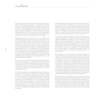 72
El 2012 ha estat un any difícil en què s’ha estroncat la recuperació eco-
nòmica a Catalunya, Espanya i Europa, en un procés derivat fonamental-
ment de les necessitats de finançament i de sanejament bancari de les
economies europees perifèriques, que ha tingut efectes globals al món.
Tot i això, la ciutat de Barcelona ha aconseguit mantenir un bon posicio-
nament econòmic i empresarial en el context internacional i europeu en
la majoria d’indicadors recollits en aquest informe de l’Observatori Bar-
celona 2013, en un entorn caracteritzat per expectatives desfavorables a
curt termini que ofereix, alhora, noves oportunitats estratègiques.
Efectivament, Barcelona es posiciona entre les sis primeres ciutats
preferides pels executius europeus per ubicar els seus negocis, des de
fa més d’una dècada, i està entre les tres primeres ciutats del món en
organització de reunions internacionals. D’altra banda, el 2012 la ciutat
comtal ocupa el 13è lloc al món i el 7è a Europa en competitivitat ur-
bana entre un total de 40 grans ciutats del món segons el Global Power
City Index de la Mori Memorial Foundation, un indicador global que té en
compte la interacció cultural, la qualitat de vida, l’entorn, l’accessibilitat,
l’R+D i l’àmbit econòmic i s’incorpora per primera vegada al present in-
forme. També destaca la millora en el posicionament de Barcelona com
a receptora de projectes d’inversió estrangera, ja que puja tres llocs en
el rànquing mundial elaborat per KPMG i se situa com la 12a. amb més
nombre de projectes l’any 2012, per sobre de Düsseldorf i Dublín, i la 10a.
pel conjunt del període 2008-2012.
A més, en l’actual context de dificultats econòmiques, Barcelona destaca
pel seu esperit emprenedor i les oportunitats de negoci que ofereix. En
primer lloc, la taxa d’activitat emprenedora ha crescut l’any 2011 per pri-
mera vegada en cinc anys, i supera les de França, Finlàndia o Alemanya .
En segon lloc, les perspectives empresarials per a l’exportació l’any 2013
—factor que està contribuint a mitigar l’impacte de la crisi— són de les
més positives a Europa.
En l’àmbit del coneixement i la tecnologia, Barcelona puja tres posicions
i se situa entre les deu primeres ciutats del món en producció científica
l’any 2012 i en el quart lloc del rànquing europeu, els millors resultats
de la sèrie disponible. A més, Catalunya és la cinquena regió d’Europa
en ocupats en manufactures d’intensitat tecnològica alta i mitjana-alta,
la sisena pel que fa a treballadors en ciència i tecnologia i la novena
quant als sectors de serveis intensius en coneixement l’any 2011, tot i
que la recessió econòmica es tradueix en una pèrdua de llocs de treball
en aquests àmbits. En canvi, el nombre de sol·licituds de patents PCT i
de patents tecnològiques a l’àrea de Barcelona evoluciona favorablement
el 2010, en un context de descens d’aquest indicador a moltes províncies
de referència.
Barcelona també es manté entre les ciutats líders en atracció de turis-
me. L’aeroport del Prat es consolida com el novè d’Europa en volum de
passatgers, l’any 2012, per sobre de Gatwick (Londres), Moscou Domode-
dovo i París Orly. Així mateix, Barcelona és la primera ciutat europea en
nombre de passatgers de creuers el 2011, per onzè any consecutiu, i es
manté com la cinquena ciutat europea en nombre de turistes internaci-
onals al món l’any 2011, per tercer any consecutiu. Tot i així, perd quatre
posicions al rànquing mundial, si bé se situa entre les 20 primeres.
En l’àmbit de la sostenibilitat, aquest any, l’informe de l’Observatori Bar-
celona 2013 incorpora un nou indicador de qualitat de vida elaborat per
l’agència Habitat de Nacions Unides que –com el de caràcter social i cul-
tural de The Economist Intelligence Unit- atorga a la ciutat la cinquena
posició al món. Així mateix, Barcelona continua com a primera ciutat eu-
ropea en qualitat de vida per als treballadors, per 14è. any consecutiu.
Pel que respecte al medi ambient, també cal destacar que la província
de Barcelona es manté en un lloc capdavanter en el rànquing europeu
de la certificació EMAS -tot i el descens de l’indicador l’any 2012-, i el
bon posicionament de la ciutat en transport intern, en què se situa com
sisena d’Europa.
La competitivitat en preus a Barcelona continua millorant respecte a les
ciutats de referència com a conseqüència de la feblesa de la demanda i
constituirà un atractiu rellevant per a l’atracció d’empreses quan s’iniciï
la recuperació de l’activitat. Així, la ciutat s’abarateix i baixa posicions en
els rànquings de cost de la vida -on passa de la posició 66 del rànquing
mundial el 2011 a la 85 el 2012-, de preus dels lloguers d’oficines i del
sòl industrial. En l’àmbit del comerç, Barcelona manté la seva atractivitat
internacional tot i la pujada del lloguer dels locals als principals carrers
comercials, i pel que fa al nivell salarial, la ciutat es manté en una posi-
ció intermèdia en l’àmbit mundial. En canvi, en l’àmbit impositiu, Bar-
celona ocupa una posició menys competitiva, ja que el tipus de l’impost
de societats s’ha mantingut en el 30%, notablement per sobre del tipus
mitjà a la Unió Europea (22,6%); mentre que l’alça de l’IVA ha equiparat la
ciutat de Barcelona amb la mitjana europea per al tipus general.
Barcelona és l’única ciutat amb dues institucions docents en el top 10 de
les millors escoles de negocis del continent europeu el 2013. IESE i ESA-
DE se situen com la tercera i la vuitena escola de negocis d’Europa –res-
pectivament-, després de pujar una i quatre posicions en el rànquing del
prestigiós Financial Times. Així mateix,el 2011 el percentatge de treballa-
dors i treballadores amb estudis universitaris a Catalunya creix i supera
el de regions de referència com les de Frankfurt, Lió o Milà. En canvi, el
mercat de treball català continua immers en un procés d’ajust laboral i
 