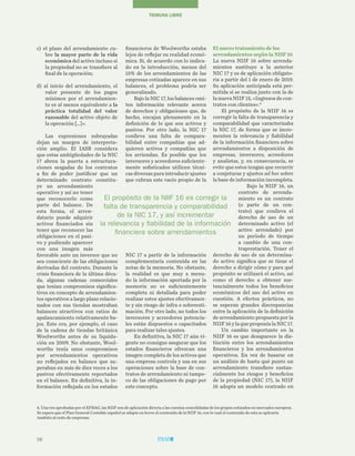 58
TRIBUNA LIBRE
6. Una vez aprobadas por el EFRAG, las NIIF son de aplicación directa a las cuentas consolidadas de los grupos cotizados en mercados europeos.
Se espera que el Plan General Contable español se adapte en breve al contenido de la NIIF 16, con lo cual el contenido de esta se aplicaría
también al resto de empresas.
El propósito de la NIIF 16 es corregir la
falta de transparencia y comparabilidad
de la NIC 17, y así incrementar
la relevancia y fiabilidad de la información
financiera sobre arrendamientos
El nuevo tratamiento de los
arrendamientos según la NIIF 16
La nueva NIIF 16 sobre arrenda-
mientos sustituye a la anterior
NIC 17 y es de aplicación obligato-
ria a partir del 1 de enero de 2019.
Su aplicación anticipada está per-
mitida si se realiza junto con la de
la nueva NIIF 15, «Ingresos de con-
tratos con clientes».6
El propósito de la NIIF 16 es
corregir la falta de transparencia y
comparabilidad que caracterizaba
la NIC 17, de forma que se incre-
menten la relevancia y fiabilidad
de la información financiera sobre
arrendamientos a disposición de
empresas, inversores, acreedores
y analistas, y, en consecuencia, se
evite que estos tengan que recurrir
a conjeturas y ajustes ad hoc sobre
la base de información incompleta.
Bajo la NIIF 16, un
contrato de arrenda-
miento es un contrato
(o parte de un con-
trato) que conlleva el
derecho de uso de un
determinado activo (el
activo arrendado) por
un período de tiempo
a cambio de una con-
traprestación. Tener el
derecho de uso de un determina-
do activo significa que se tiene el
derecho a dirigir cómo y para qué
propósito se utilizará el activo, así
como el derecho a obtener sus-
tancialmente todos los beneficios
económicos del uso del activo en
cuestión. A efectos prácticos, no
se esperan grandes discrepancias
entre la aplicación de la definición
de arrendamiento propuesta por la
NIIF 16 y la que proponía la NIC 17.
Un cambio importante en la
NIIF 16 es que desaparece la dis-
tinción entre los arrendamientos
financieros y los arrendamientos
operativos. En vez de basarse en
un análisis de hasta qué punto un
arrendamiento transfiere sustan-
cialmente los riesgos y beneficios
de la propiedad (NIC 17), la NIIF
16 adopta un modelo centrado en
financieros de Woolworths estaba
lejos de reflejar su realidad econó-
mica. Si, de acuerdo con lo indica-
do en la introducción, menos del
15% de los arrendamientos de las
empresas cotizadas aparece en sus
balances, el problema podría ser
generalizado.
Bajo la NIC 17, los balances omi-
ten información relevante acerca
de derechos y obligaciones que, de
hecho, encajan plenamente en la
definición de lo que son activos y
pasivos. Por otro lado, la NIC 17
conlleva una falta de compara-
bilidad entre compañías que ad-
quieren activos y compañías que
los arriendan. Es posible que los
inversores y acreedores suficiente-
mente sofisticados utilicen técni-
cas diversas para introducir ajustes
que cubran este vacío propio de la
NIC 17 a partir de la información
complementaria contenida en las
notas de la memoria. No obstante,
la realidad es que muy a menu-
do la información aportada por la
memoria no es suficientemente
completa ni detallada para poder
realizar estos ajustes efectivamen-
te y sin riesgo de infra o sobreesti-
mación. Por otro lado, no todos los
inversores y acreedores potencia-
les están dispuestos o capacitados
para realizar tales ajustes.
En definitiva, la NIC 17 aún vi-
gente no consigue asegurar que los
estados financieros ofrezcan una
imagen completa de los activos que
una empresa controla y usa en sus
operaciones sobre la base de con-
tratos de arrendamiento ni tampo-
co de las obligaciones de pago por
este concepto.
c) el plazo del arrendamiento cu-
bre la mayor parte de la vida
económica del activo incluso si
la propiedad no se transfiere al
final de la operación;
d) al inicio del arrendamiento, el
valor presente de los pagos
mínimos por el arrendamien-
to es al menos equivalente a la
práctica totalidad del valor
razonable del activo objeto de
la operación […]».
Las expresiones subrayadas
dejan un margen de interpreta-
ción amplio. El IASB considera
que estas ambigüedades de la NIC
17 abren la puerta a estructura-
ciones sesgadas de los contratos
a fin de poder justificar que un
determinado contrato constitu-
ye un arrendamiento
operativo y así no tener
que reconocerlo como
parte del balance. De
esta forma, el arren-
datario puede adquirir
activos financiados sin
tener que reconocer las
obligaciones en el pasi-
vo y pudiendo aparecer
con una imagen más
favorable ante un inversor que no
sea consciente de las obligaciones
derivadas del contrato. Durante la
crisis financiera de la última déca-
da, algunas cadenas comerciales
que tenían compromisos significa-
tivos en concepto de arrendamien-
tos operativos a largo plazo relacio-
nados con sus tiendas mostraban
balances atractivos con ratios de
apalancamiento relativamente ba-
jos. Este era, por ejemplo, el caso
de la cadena de tiendas británica
Woolworths antes de su liquida-
ción en 2009. No obstante, Wool-
worths tenía unos compromisos
por arrendamientos operativos
no reflejados en balance que su-
peraban en más de diez veces a los
pasivos efectivamente reportados
en el balance. En definitiva, la in-
formación reflejada en los estados
 