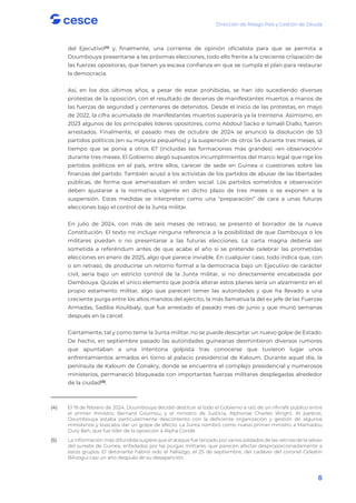 Dirección de Riesgo País y Gestión de Deuda
6
del Ejecutivo(4)
y, finalmente, una corriente de opinión oficialista para que se permita a
Doumbouya presentarse a las próximas elecciones, todo ello frente a la creciente crispación de
las fuerzas opositoras, que tienen ya escasa confianza en que se cumpla el plan para restaurar
la democracia.
Así, en los dos últimos años, a pesar de estar prohibidas, se han ido sucediendo diversas
protestas de la oposición, con el resultado de decenas de manifestantes muertos a manos de
las fuerzas de seguridad y centenares de detenidos. Desde el inicio de las protestas, en mayo
de 2022, la cifra acumulada de manifestantes muertos superaría ya la treintena. Asimismo, en
2023 algunos de los principales lideres opositores, como Abdoul Sacko e Ismaël Diallo, fueron
arrestados. Finalmente, el pasado mes de octubre de 2024 se anunció la disolución de 53
partidos políticos (en su mayoría pequeños) y la suspensión de otros 54 durante tres meses, al
tiempo que se ponía a otros 67 (incluidas las formaciones más grandes) «en observación»
durante tres meses. El Gobierno alegó supuestos incumplimientos del marco legal que rige los
partidos políticos en el país, entre ellos, carecer de sede en Guinea o cuestiones sobre las
finanzas del partido. También acusó a los activistas de los partidos de abusar de las libertades
públicas, de forma que amenazaban el orden social. Los partidos sometidos a observación
deben ajustarse a la normativa vigente en dicho plazo de tres meses o se exponen a la
suspensión. Estas medidas se interpretan como una “preparación” de cara a unas futuras
elecciones bajo el control de la Junta militar.
En julio de 2024, con más de seis meses de retraso, se presentó el borrador de la nueva
Constitución. El texto no incluye ninguna referencia a la posibilidad de que Dambouya o los
militares puedan o no presentarse a las futuras elecciones. La carta magna debería ser
sometida a referéndum antes de que acabe el año si se pretende celebrar las prometidas
elecciones en enero de 2025, algo que parece inviable. En cualquier caso, todo indica que, con
o sin retraso, de producirse un retorno formal a la democracia bajo un Ejecutivo de carácter
civil, seria bajo un estricto control de la Junta militar, si no directamente encabezada por
Dambouya. Quizás el único elemento que podría alterar estos planes sería un alzamiento en el
propio estamento militar, algo que parecen temer las autoridades y que ha llevado a una
creciente purga entre los altos mandos del ejército, la más llamativa la del ex jefe de las Fuerzas
Armadas, Sadiba Koulibaly, que fue arrestado el pasado mes de junio y que murió semanas
después en la cárcel.
Ciertamente, tal y como teme la Junta militar, no se puede descartar un nuevo golpe de Estado.
De hecho, en septiembre pasado las autoridades guineanas desmintieron diversos rumores
que apuntaban a una intentona golpista tras conocerse que tuvieron lugar unos
enfrentamientos armados en torno al palacio presidencial de Kaloum. Durante aquel día, la
península de Kaloum de Conakry, donde se encuentra el complejo presidencial y numerosos
ministerios, permaneció bloqueada con importantes fuerzas militares desplegadas alrededor
de la ciudad(5)
.
(4) El 19 de febrero de 2024, Doumbouya decidió destituir al todo el Gobierno a raíz de un rifirrafe público entre
el primer ministro, Bernard Goumou, y el ministro de Justicia, Alphonse Charles Wright. Al parecer,
Doumbouya estaba particularmente descontento con la deficiente organización y gestión de algunos
ministerios y buscaba dar un golpe de efecto. La Junta nombró como nuevo primer ministro a Mamadou
Oury Bah, que fue líder de la oposición a Alpha Condé.
(5) La información más difundida sugiere que el ataque fue lanzado por varios soldados de las «etnias de la selva»
del sureste de Guinea, enfadados por las purgas militares, que parecen afectar desproporcionadamente a
estos grupos. El detonante habría sido el hallazgo, el 25 de septiembre, del cadáver del coronel Celestin
Bilivogui casi un año después de su desaparición.
 