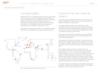 Informe RSC 2014 | 03 Tecnología solar para el desarrollo sostenible pág. 18
ABENGOA
SOLAR
G4-5, G4-6, G4-7, G4-8, G4-9, G4-12, ID1, ID3
Compañía global
Abengoa Solar, S.A. es la sociedad dominante de un grupo de sociedades
que al cierre del ejercicio 2014 está integrado por 245 sociedades2
: la
propia sociedad dominante, 221 sociedades dependientes, 9 sociedades
asociadas y 8 sociedades en negocios conjuntos; asimismo, las
sociedades del Grupo participan en 6 Uniones Temporales de Empresa.
Adicionalmente, las sociedades del Grupo poseen participaciones
accionariales en otras sociedades en grado inferior al 20 %.
La compañía, con sede en Sevilla, cuenta con un marcado espíritu global
que transmite a sus empleados en los 15 países donde está presente.
Nota 2	 Más información en el anexo I “Dimensión económica”.
Generación de valor: líneas de
negocio
La innovación es el principal generador de valor en la organización. Los
esfuerzos destinados cada año nos permiten mantener una posición de
liderazgo tecnológico en el negocio solar.
La compañía trabaja para mejorar el rendimiento de las plantas
termosolares y fotovoltaicas, que clasifica como Proyectos de Desarrollo.
En el ejercicio 2014 se han realizado proyectos de desarrollo por importe
de 29.426 miles de euros. Los activos están principalmente relacionados
con la Plataforma Solúcar ubicada en Sevilla.
Dichos activos están destinados a la operación y prueba de tecnologías
termosolares, tanto cilindro-parabólica como de torre, aplicadas en las
otras plantas de Abengoa Solar.
Adicionalmente a esta inversión en Desarrollo, la compañía realiza otras
actividades de Investigación que se encuentran registradas en la Cuentas
de Resultados Consolidada, siendo el esfuerzo total (que incluye tanto la
Investigación como el Desarrollo) en el ejercicio 2014 de 33.089 miles de
euros.
En tecnología termosolar, la construcción de Khi Solar One, la
primera planta comercial del mundo con tecnología de torre de vapor
sobrecalentado, y el inicio en la construcción de la planta solar en el
desierto de Atacama, Chile, que combina las tecnologías de torre de sales
fundidas (110 MW) y fotovoltaica (100 MW) junto con un sistema de
almacenamiento energético mediante sales fundidas y baterías, suponen
una mejora exponencial en el desarrollo de la tecnología solar. Lo anterior
ha supuesto a la compañía un esfuerzo total de inversión en investigación
y desarrollo durante el ejercicio 2014 de 318.839 miles de euros.
La actividad innovadora es protegida a través de patentes que garantizan
el liderazgo. A cierre de 2014, Abengoa Solar contaba con 182 patentes
solicitadas, un 14 % más que las registradas en 2013.
Estados Unidos
España
Alemania
Italia
Argelia
Arabia
Saudí
Sudáfrica
India
China
Australia
Emiratos Árabes
Unidos
Marruecos
México
Brasil
Chile
 