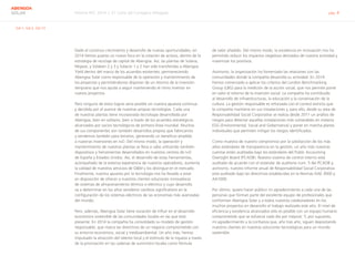 pág. 4
ABENGOA
SOLAR
G4-1, G4-2, G4-13
Dado el continuo crecimiento y desarrollo de nuevas oportunidades, en
2014 hemos puesto un nuevo foco en la rotación de activos, dentro de la
estrategia de reciclaje de capital de Abengoa. Así, las plantas de Solana,
Mojave, y Solaben 2 y 3 y Solacor 1 y 2 han sido transferidas a Abengoa
Yield dentro del marco de los acuerdos existentes, permaneciendo
Abengoa Solar como responsable de la operación y mantenimiento de
los proyectos y permitiéndonos disponer de un retorno de la inversión
temprano que nos ayuda a seguir manteniendo el ritmo inversor en
nuevos proyectos.
Pero ninguno de estos logros sería posible sin nuestra apuesta continua
y decidida por el avance de nuestras propias tecnologías. Cada una
de nuestras plantas tiene incorporada tecnología desarrollada por
Abengoa, bien en solitario, bien a través de los acuerdos estratégicos
alcanzados por socios tecnológicos de primera línea mundial. Muchos
de sus componentes son también desarrollos propios que fabricamos
y vendemos también para terceros, generando un beneficio añadido
a nuestras inversiones en I+D. Del mismo modo, la operación y
mantenimiento de nuestras plantas se lleva a cabo utilizando también
dispositivos y herramientas desarrollados en nuestros centros de I+D
de España y Estados Unidos. Así, el desarrollo de estas herramientas,
acompañado de la extensa experiencia de nuestros operadores, aumenta
la calidad de nuestros servicios de O&M y los distingue en el mercado.
Finalmente, nuestra apuesta por la tecnología nos ha llevado a estar
en disposición de ofrecer a nuestros clientes soluciones innovadoras
de sistemas de almacenamiento térmico o eléctrico y cuyo desarrollo
va a determinar en los años venideros cambios significativos en la
configuración de los sistemas eléctricos de las economías más avanzadas
del mundo.
Pero, además, Abengoa Solar tiene vocación de influir en el desarrollo
económico sostenible de las comunidades locales en las que está
presente. En 2014 la compañía ha consolidado su modelo de gestión
responsable, que marca las directrices de un negocio comprometido con
su entorno económico, social y medioambiental. Un año más, hemos
impulsado la atracción del talento local y el estímulo de la riqueza a través
de la priorización en las cadenas de suministro locales como fórmula
de valor añadido. Del mismo modo, la excelencia en innovación nos ha
permitido reducir los impactos negativos derivados de nuestra actividad y
maximizar los positivos.
Asimismo, la organización ha fomentado las relaciones con las
comunidades donde la compañía desarrolla su actividad. En 2014
hemos comenzado a aplicar los criterios del London Benchmarking
Group (LBG) para la medición de la acción social, que nos permite poner
en valor el retorno de la inversión social. La compañía ha contribuido
al desarrollo de infraestructuras, la educación y la conservación de la
cultura. La gestión responsable es reforzada con el control estricto que
la compañía mantiene en sus instalaciones y, para ello, desde su área de
Responsabilidad Social Corporativa se realiza desde 2011 un análisis de
riesgos para detectar aquellas instalaciones más vulnerables en materia
ESG (Environmental, Social and Gobernance) y poner en marcha planes
individuales que permiten mitigar los riesgos identificados.
Como muestra de nuestro compromiso por la satisfacción de los más
altos estándares de transparencia en la gestión, un año más nuestras
cuentas están auditadas bajo los estándares del Public Accounting
Oversight Board (PCAOB). Nuestro sistema de control interno está
auditado de acuerdo con el estándar de auditoría núm. 5 del PCAOB y,
asimismo, nuestro informe anual de Responsabilidad Social Corporativa
está auditado bajo las directrices establecidas en la Normas ISAE 3000 y
AA1000.
Por último, quiero hacer público mi agradecimiento a cada una de las
personas que forman parte del excelente equipo de profesionales que
conforman Abengoa Solar y a todos nuestros colaboradores en los
muchos proyectos en desarrollo el trabajo realizado este año. El nivel de
eficiencia y excelencia alcanzados sólo es posible con un equipo humano
comprometido que se esfuerza cada día por mejorar. Y, por supuesto,
mi agradecimiento a la confianza que, año tras año, siguen depositando
nuestros clientes en nuestras soluciones tecnológicas para un mundo
sostenible.
Informe RSC 2014 01 Carta del Consejero Delegado
 