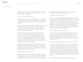 Informe RSC 2014 | 07.2 Conectar con el entorno social pág. 63
ABENGOA
SOLAR
G4-DMA, G4-SO1
Además de la puesta en marcha del PEyC Sudáfrica, durante el ejercicio
2014 Abengoa Solar ha realizado otras acciones sociales en el país
africano, entre las que destacan:
> Relación con los grupos de interés
Desde el inicio de la construcción de los proyectos Kaxu Solar One y Khi
Solar One, Abengoa Solar ha impulsado el diálogo con la comunidad
como forma de involucrarse con la misma y conocer sus necesidades y
expectativas.
Dentro de su labor de estrechamiento de las relaciones con la comunidad,
en 2014 la dirección de KaXu Solar One ha celebrado reuniones
mensuales con la comunidad en las que, a través de convocatorias
en red, invitaba a los vecinos a participar en las mismas, acogiendo
mensualmente a más de cien personas.
Asimismo, la organización celebró jornadas de Puertas Abiertas en
las dos plantas termosolares situadas en la región, con la intención
de dar a conocer, a través de las explicaciones de los directores de
planta, el desarrollo de los proyectos y la tecnología solar aplicada en
los mismos. A cada jornada asistieron más de 1.000 personas de las
distintas comunidades cercanas, junto con empleados y autoridades
gubernamentales. Los eventos finalizaron con una comida para todos los
invitados en las propias instalaciones solares.
Adicionalmente y como parte de su compromiso con las comunidades,
Abengoa Solar puso a disposición de la comunidad el transporte para
miembros de la misma a la reunión de reelección de los representantes
del Community Trust de Khi Solar One, con el objetivo de maximizar la
participación de la comunidad en el proceso.
> Donación de material a colegio local
En apoyo al estímulo de la educación en la región sudafricana donde
opera, la organización firmó con el colegio de secundaria de Onseepkans
una colaboración para la mejora de las infraestructuras. Se llevó a cabo
la reparación de los ordenadores del centro y la actualización de todos
los programas software. Además, se efectuó la compra de algunos
electrodomésticos para el comedor de la escuela.
> Celebración del Día de Mandela
El 18 de Julio es una fecha especialmente señalada en el calendario por
rendir homenaje al icónico mandatario sudafricano Nelson Mandela. Para
celebrarlo, se llevan a cabo tareas encaminadas a ayudar a la comunidad,
entre las que se promueve la donación de tiempo y cuidado a otros
miembros de la comunidad. Abengoa Solar quiso contribuir colaborando
con asociaciones locales y miembros de la comunidad, como Women
against Crime, con los que se repartieron más de 80 cajas de comida y
240 mantas entre las familias más humildes de las comunidades cercanas
a las plantas de Kaxu Solar One y Khi Solar One.
> Charlas educativas sobre energía solar
A lo largo del año se han realizado visitas del director del proyecto Khi
Solar One a colegios de la zona para explicar a estudiantes de distintas
edades la tecnología termosolar y el funcionamiento básico de esta
fuente de energía renovable. De esta forma, se pretende aumentar el
conocimiento sobre energías renovables de la población a través de los
centros educativos.
> Jornada de conmemoración del Día internacional contra el VIH
El 1 de diciembre se celebró en Upington, en la provincia del Cabo Norte,
una jornada de concienciación sobre el virus de la inmunodeficiencia
humana (VIH). La cita, organizada por el Ministerio de Salud sudafricano
en colaboración de las autoridades locales, se inició con una marcha
de concienciación por las calles de Upington. Asimismo, se instalaron
stands para difundir información sobre la enfermedad y los métodos de
prevención, además de equipos sanitarios que realizaban las pruebas de
detección de forma gratuita. Los participantes también pudieron disfrutar
de clases prácticas que divulgaban los beneficios de los buenos hábitos
de salud.
El equipo de Abengoa Solar apoyó la iniciativa participando como
 