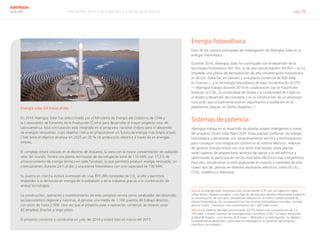 Informe RSC 2014 | 07.3 Atender a la demanda de energía pág. 70
ABENGOA
SOLAR
Energía fotovoltaica
Otro de los campos principales de investigación de Abengoa Solar es la
energía fotovoltaica.
Durante 2014, Abengoa Solar ha continuado con el desarrollo de la
tecnología fotovoltaica thin film, la de alta concentración8
(HCPV) —se ha
instalado una planta de demostración de alta concentración fotovoltaica
en EE.UU. (SolarTac, en Denver) y una planta comercial de 400 kWp
en Francia—; y la tecnología fotovoltaica de baja concentración (LCPV)
— Abengoa trabajó durante 2014 en colaboración con el Fraunhofer
Institute, el CSIC, la Universidad de Sevilla y la Universidad de Cádiz en
el diseño y desarrollo del concepto y en la construcción de un prototipo
funcional, que actualmente está en seguimiento y validación en la
plataforma Solúcar, en Sevilla (España)—9
.
Sistemas de potencia
Abengoa trabaja en el desarrollo de plantas solares inteligentes a través
del proyecto Smart Solar Plant (SSP). Estas plantas combinan tecnología
fotovoltaica y termosolar con almacenamiento térmico y electroquímico
para conseguir una integración óptima en el sistema eléctrico. Además
de generar energía limpia con una tarifa más barata, estas plantas
serán capaces de proporcionar servicios de apoyo a la red eléctrica y
optimizarán su participación en los mercados eléctricos más competitivos.
Para ello, actualmente se está analizando el impacto y viabilidad de este
nuevo tipo de plantas en distintos escenarios eléctricos, como EE.UU.,
Chile, Sudáfrica o Alemania.
Nota 8	La energía solar fotovoltaica de concentración (CPV por sus siglas en inglés)
utiliza lentes, espejos curvados u otro tipo de ópticas para generar electricidad mediante
la concentración de una gran cantidad de radiación en el menor número posible de
células fotovoltaicas. En comparación con los sistemas fotovoltaicos normales, permite
ahorrar costes. Consiguen una concentración de 1.000 soles o más.
Nota 9 Los sistemas de baja concentración (LCPV) tienen una concentración de 2 a
100 soles. Consejo Superior de Investigaciones Científicas (CSIC): la mayor institución
pública de España —y la tercera de Europa— dedicada a la investigación. Su objetivo
fundamental es desarrollar y promover la investigación en beneficio del progreso
científico y tecnológico.
Energía solar 24 horas al día
En 2014 Abengoa Solar fue seleccionada por el Ministerio de Energía del Gobierno de Chile y
la Corporación de Fomento de la Producción (Corfo) para desarrollar el mayor proyecto solar de
Latinoamérica. Esta contratación está integrada en el programa nacional chileno para el desarrollo
de energías renovables, cuyo objetivo radica en proporcionar un futuro de energía más limpia al país.
Chile tiene el objetivo alcanzar en 2025 un 20 % de producción eléctrica a través de en energías
limpias.
El complejo estará ubicado en el desierto de Atacama, la zona con la mayor concentración de radiación
solar del mundo. Tendrá una planta termosolar de tecnología de torre de 110 MW, con 17,5 h de
almacenamiento de energía térmica en sales fundidas, lo que permitirá producir energía renovable, sin
interrupciones, durante 24 h al día; y una planta fotovoltaica con una capacidad de 100 MW.
Su puesta en marcha evitará la emisión de unas 870.000 toneladas de CO2
al año y permitirá
responder a la demanda de energía de la población y de la industria gracias a la combinación de
ambas tecnologías.
La construcción, operación y mantenimiento de este complejo servirá como catalizador del desarrollo
socioeconómico regional y nacional, al generar una media de 1.100 puestos de trabajo directos,
con picos de hasta 2.500. Una vez que el proyecto pase a operación comercial, se crearán unos
60 empleos directos a largo plazo.
El proyecto comenzó a construirse en julio del 2014 y estará listo en marzo del 2017.
 