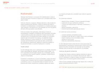 Informe RSC 2014 | 07.4 Gestión de los recursos naturales disponibles pág. 80
ABENGOA
SOLAR
G4-DMA, G4-14, G4-EN11, G4-EN12, G4-EN13, G4-EN14
Biodiversidad
Abengoa Solar favorece la conservación de la biodiversidad a través de
acciones que buscan minimizar el impacto que su actividad pudiera tener
sobre el medio.
Antes de comenzar un proyecto, Abengoa Solar lleva a cabo estudios de
impacto ambiental para identificar y evaluar los efectos que tendrá su
actividad en el medioambiente. Concretamente, la compañía analiza para
cada instalación si está dentro de un área protegida, así como las especies
de fauna y flora que podrían verse afectadas.
Entre las iniciativas más significativas, cabe destacar la balsa de
biorremediación instalada en la Plataforma Solar Extremadura. Esta balsa
contiene plantas acuáticas que transportan el oxígeno hasta las raíces
facilitando que los microorganismos puedan degradar los compuestos
orgánicos que se encuentran en las aguas, con ayuda del oxígeno
disuelto. Asimismo, en Solana (Arizona, EE. UU.) se ha construido
una balsa de biorremediación que tratará las tierras contaminadas
por hidrocarburos, favoreciendo mediante el tratamiento biológico la
recuperación de éstas y su posterior reutilización en la planta.
Huella Global
En 2013 Abengoa Solar inició su participación en un estándar corporativo
interno desarrollado por Abengoa, denominado «Huella Global», con
el fin de identificar los principales impactos de sus actividades, permitir
su cuantificación para mejorar la gestión, y establecer compromisos de
mejora en el desempeño.
El estándar se materializa en un grupo de indicadores capaces de evaluar
el impacto que un proyecto tiene en su entorno medioambiental, social
y económico; y que a su vez permitirán prever el impacto futuro de
proyectos de similares características y establecer objetivos de mejora.
Los impactos principales de su actividad recaen sobre los siguientes
factores:
En la dimensión ambiental:
›› Materias primas utilizadas y consumo materiales reciclados.
›› Captaciones de agua, reutilización y eficiencia.
›› Consumo de energía primaria e intermedia y reutilización y
eficiencia.
›› Residuos generados y valorización.
›› Emisiones de GEI totales generadas por alcance.
En la dimensión social y económica:
›› Compras realizadas a proveedores locales.
›› Empleados locales (del país y la región) sobre el total contratados.
›› Impacto negativos en las comunidades locales.
›› Inversión en acción social.
›› Índice de accidentabilidad y frecuencia.
En 2014 Abengoa finalizó el desarrollo de la norma que recoge los
procedimientos y herramientas necesarias para el cálculo de la huella
global de acuerdo a estándares internacionales. En este periodo,
Abengoa Solar ha realizado la huella global de 18 sociedades.
Sistemas de gestión ambiental
Abengoa Solar implanta sistemas de gestión ambiental en todas sus
sociedades, de acuerdo con el estándar internacional ISO 14001115
,
con el fin de prevenir y mitigar los riesgos y los impactos ambientales
negativos que una incorrecta gestión podría provocar.
El 86 % de las sociedades de Abengoa Solar dispone de un sistema de
gestión ambiental certificado en 2014.
Nota 15 ISO 14001: certicación internacional de sistemas de gestión medioambiental.
 