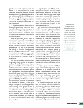 potable y saneamiento mejorado y la contami-            Aunque los países con IDH bajo, medio y
nación. En un marco hipotético de “desastre        alto explican tres cuartas partes del aumento
ambiental” más adverso, que prevé deforesta-       en las emisiones desde 1970, los niveles tota-
ción generalizada y degradación del suelo, drás-   les de gases de efecto invernadero son mucho
tica reducción de la biodiversidad y aumento       mayores en los países con IDH muy alto. Este
fuerte y sostenido de fenómenos climáticos         resultado se mantiene incluso sin tomar en
extremos, el IDH mundial podría ubicarse           cuenta la reubicación de la producción inten-
alrededor de 15% por debajo del nivel de refe-     siva en emisiones de carbono hacia países más
rencia proyectado.                                 pobres, cuya producción se exporta, en gran
                                                                                                             Planteamos que
    Si no hacemos nada para detener o revertir     medida, a naciones ricas.
las actuales tendencias, el escenario de desas-         En el mundo entero, el aumento sostenido            cuando el vínculo
tre medioambiental nos llevará a un punto de       del IDH se asocia con degradación ambiental,         entre medioambiente
inflexión antes de 2050 en los países en desa-     aun cuando el daño obedece en gran medida al            y calidad de vida es
rrollo, cuando comience a revertirse su punto      crecimiento económico. Los países de ingresos          directo, como sucede
de convergencia con los países ricos en materia    más altos también emiten más dióxido de car-          con la contaminación,
de logros en el IDH.                               bono per cápita en general, mientras que nues-       los logros ambientales
    Estas proyecciones sugieren que, en            tros análisis no revelan una relación directa        suelen ser mayores en
muchos casos, los más pobres son y seguirán        entre emisiones y componentes del índice refe-
                                                                                                       los países desarrollados;
siendo los más afectados por las consecuencias     ridos a salud y educación. Es posible extraer
                                                                                                          ahí donde el vínculo
del deterioro ambiental, pese a que su contri-     una conclusión intuitiva: las actividades que
bución al problema es mínima. Por ejemplo,         emiten dióxido de carbono se vinculan con             no es tan evidente, el
los países con IDH bajo son los que menos          la producción de bienes, no con la prestación         desempeño es mucho
han influido en el cambio climático global,        de servicios de salud y educación. Además, los             más deficiente
pero sin embargo, han experimentado la mayor       resultados reflejan la naturaleza no lineal de la
disminución en las precipitaciones anuales y el    relación entre emisiones de dióxido de carbono
mayor aumento en su variabilidad. Ello afecta      y componentes del índice: hay poca o ninguna
la producción agrícola y los medios de vida de     relación con un IDH bajo, pero a medida que
su población.                                      este aumenta, se llega a un “punto de inflexión”
    Los países desarrollados registran emisio-     más allá del cual surge una fuerte correlación
nes per cápita mucho más altas que las naciones    positiva entre emisiones de dióxido de carbono
en desarrollo debido al alto consumo de ener-      e ingresos.
gía de sus actividades, como la conducción de           Los países que aumentaron el IDH con
coches, el enfriamiento o calefacción de hogares   mayor rapidez también registraron mayores
y negocios, y el consumo de alimentos procesa-     incrementos en sus emisiones de dióxido de
dos y empaquetados, entre otros. El habitante      carbono. Estos cambios en el tiempo —más
promedio de un país con IDH muy alto emite         que la relación a partir de una fotografía— son
cuatro veces más dióxido de carbono y el doble     los que ponen de relieve qué esperar mañana
de metano y óxido nitroso que las personas de      como resultado del desarrollo de hoy. Nueva-
países con IDH bajo, medio o alto, y unas 30       mente, la tendencia depende de los cambios en
veces las emisiones de dióxido de carbono que      el ingreso.
una persona de un país con IDH bajo. El ciu-            Sin embargo, estas relaciones no son vale-
dadano promedio del Reino Unido produce,           deras para todos los indicadores ambientales.
en dos meses, la misma cantidad de gases de        Según nuestro análisis, por ejemplo, la corre-
efecto invernadero que un habitante de un país     lación entre IDH y deforestación es positiva,
con IDH bajo en un año. Sin embargo, el habi-      pero débil. ¿Por qué difieren las emisiones
tante medio de Qatar —el país con las emisio-      de dióxido de carbono de las demás amena-
nes per cápita más altas— emite lo mismo en        zas ambientales? Nosotros planteamos que
apenas 10 días, aunque esta cifra refleja tanto    cuando el vínculo entre medioambiente y cali-
el consumo como la producción que se utiliza       dad de vida es directo, como sucede con la con-
en otros lugares.                                  taminación, los logros ambientales suelen ser


                                                                                                             PERSPECTIVA GENERAL   3
 