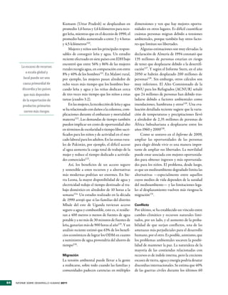 Kumaon (Uttar Pradesh) se desplazaban en            dimensiones y ven que hay mejores oportu-
                                     promedio 1,6 horas y 1,6 kilómetros para reco-      nidades en otros lugares. Es difícil cuantificar
                                     ger leña, mientras que en el decenio de 1990, el    cuántas personas migran debido a tensiones
                                     promedio había aumentado a entre 3 y 4 horas        ambientales, porque también hay otros facto-
                                     y 4,5 kilómetros120.                                res que limitan sus libertades.
                                         Mujeres y niños son los principales respon-         Algunas estimaciones son muy elevadas: la
                                     sables de conseguir leña y agua. Un estudio         declaración de Almería de 1994 constató que
                                     reciente efectuado en siete países con IDH bajo     135 millones de personas estarían en riesgo
                                     encontró que entre 56% y 86% de las mujeres         de tener que desplazarse debido a la desertifi-
        La escasez de recursos
                                     rurales recogía agua, en comparación con entre      cación127. Y según el Informe Stern, en el año
            a escala global y        8% y 40% de los hombres121. En Malawi rural,        2050 se habrán desplazado 200 millones de
          local puede ser una        por ejemplo, las mujeres pasan alrededor de         personas128. Sin embargo, otros cálculos son
         causa primordial de         ocho veces más tiempo que los hombres bus-          muy inferiores. El Alto Comisionado de la
         discordia y los países      cando leña y agua y las niñas dedican cerca         ONU para los Refugiados (ACNUR) señaló
          que más dependen           de tres veces más tiempo que los niños a estas      que 24 millones de personas han debido tras-
         de la exportación de        tareas (cuadro 3.2).                                ladarse debido a factores ambientales como
         productos primarios             En las mujeres, la recolección de leña y agua   inundaciones, hambruna y otros129. Una eva-
                                     se ha relacionado con daños a la columna, com-      luación detallada reciente sugiere que la varia-
          corren más riesgos
                                     plicaciones durante el embarazo y mortalidad        ción de temperaturas y precipitaciones llevó
                                     materna122 . Las demandas de tiempo también         a alrededor de 2,35 millones de personas de
                                     pueden implicar un costo de oportunidad alto        África Subsahariana a desplazarse entre los
                                     en términos de escolaridad o tiempo libre sacri-    años 1960 y 2000130.
                                     ficados para los niños y de actividad en el mer-        Como se sostuvo en el Informe de 2009,
                                     cado laboral para los adultos. En las zonas rura-   ampliar las oportunidades de las personas
                                     les de Pakistán, por ejemplo, el difícil acceso     para elegir dónde vivir es una manera impor-
                                     al agua aumenta la carga total de trabajo de la     tante de ampliar sus libertades. La movilidad
                                     mujer y reduce el tiempo dedicado a activida-       puede estar asociada con mejores oportunida-
                                     des comerciales123.                                 des para obtener ingresos y más oportunida-
                                         Así, los beneficios de un acceso seguro         des para los niños. El problema, desde luego,
                                     y sostenible a estos recursos y a alternativas      es que un medioambiente degradado limita las
                                     más modernas podrían ser enormes. En Sie-           alternativas —especialmente entre aquellos
                                     rra Leona, la mayor disponibilidad de agua y        cuyos medios de vida dependen de la sanidad
                                     electricidad redujo el tiempo destinado al tra-     del medioambiente— y las limitaciones lega-
                                     bajo doméstico en alrededor de 10 horas a la        les al desplazamiento vuelven más riesgosa la
                                     semana124. Un estudio realizado en la década        migración131.
                                     de 1990 arrojó que si las familias del distrito
                                     Mbale del este de Uganda tuvieran acceso            Conflicto
                                     seguro a agua y combustible, esto es, si residie-   Por último, se ha establecido un vínculo entre
                                     ran a 400 metros o menos de fuentes de agua         cambio climático y recursos naturales limi-
                                     potable y a no más de 30 minutos de fuentes de      tados, por un lado, y el aumento de la proba-
                                     leña, ganarían más de 900 horas al año125. Y un     bilidad de que surjan conflictos, una de las
                                     análisis reciente estimó que 63% de los benefi-     amenazas más perjudiciales para el desarrollo
                                     cios económicos de lograr los ODM en cuanto         humano, por el otro. Es posible, asimismo, que
                                     a suministro de agua provendría del ahorro de       los problemas ambientales socaven la posibi-
                                     tiempo126.                                          lidad de mantener la paz. La naturaleza de la
                                                                                         mayoría de las contiendas relacionadas con
                                     Migración                                           recursos es de índole interna, pero la creciente
                                     La tensión ambiental puede llevar a la gente        escasez de tierra, agua y energía podría desatar
                                     a reubicarse, sobre todo cuando las familias y      discordias internacionales. Se estima que 40%
                                     comunidades padecen carencias en múltiples          de las guerras civiles durante los últimos 60


64   INFORME SOBRE DESARROLLO HUMANO 2011
 