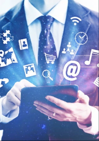 97TRANSFORMACIÓN digital
Los diez mandamientos de la comunicación en red
Escucha Activa
No forzar mensajes sino escuchar a la comunidad, detectar lo que funciona. Es importante
pedir feedback. Analizar las motivaciones y construir sobre ellas. Utilizar el potencial de las ideas
co-creadas: las mejores ideas pueden estar fuera.
Del “target” a la“comunidad”
En comunicación en red no se contratan espacios sino que se“gana”la atención. Debemos pasar de
la audiencia a la interacción. Las personas deciden voluntariamente vincularse a nuestros nodos.
Fans de tus fans
Nuestra comunidad debe ser la protagonista de nuestra comunicación. Comunicamos para emocionar,
crear relación y compromiso frente a un enfoque tradicional de impacto a una audiencia pasiva.
Las empresas son medios de comunicación
Debemos desarrollar activos digitales propios para comunicar sin intermediarios.
Community Management
Su función es vertebrar: comunicar, conversar, compartir, atender, mimar, escuchar al cliente y a la
sociedad en general, potenciando el crecimiento orgánico, robusto y constante. Y dinamizar con
acciones concretas con planificación y objetivos propios para lograr crecimiento inorgánico.
Principio de utilidad
Crear nodos y acciones pensando en el beneficio de la comunidad. Un contenido que informa,
educa, divierte o emociona es un contenido útil.
Fail often, fail quick, fail cheap
Fallar será lo normal. Hay demasiado ruido, demasiadas probabilidades de no destacar. Es necesario
un desarrollo ágil de campañas. Lanzamientos rápidos, si fallan iremos a por otra idea, si funcionan
seguiremos invirtiendo.
On/Off/On
El mundo es on/offline. La experiencia física se amplifica online y el conocimiento online se asienta
offline. La experiencia se comparte en directo. La marca tiene que estar presente donde está el cliente.
Recomendación social y contenido generado por el usuario
Trabajamos para que otros recomienden nuestros productos. Y para incentivar el poder creativo de
las personas.
Hazlo Social. ADN Digital
Productos y servicios que integran lo social y digital en su concepción. No se trata de ir a las redes a
comunicar, sino de integrar las redes y contextos digitales como elementos esenciales del proceso
de consumo de dichos productos y servicios.
1
2
3
4
5
6
7
8
9
10
Cliente digital. Nuevos hábitos y experiencias digitales
 